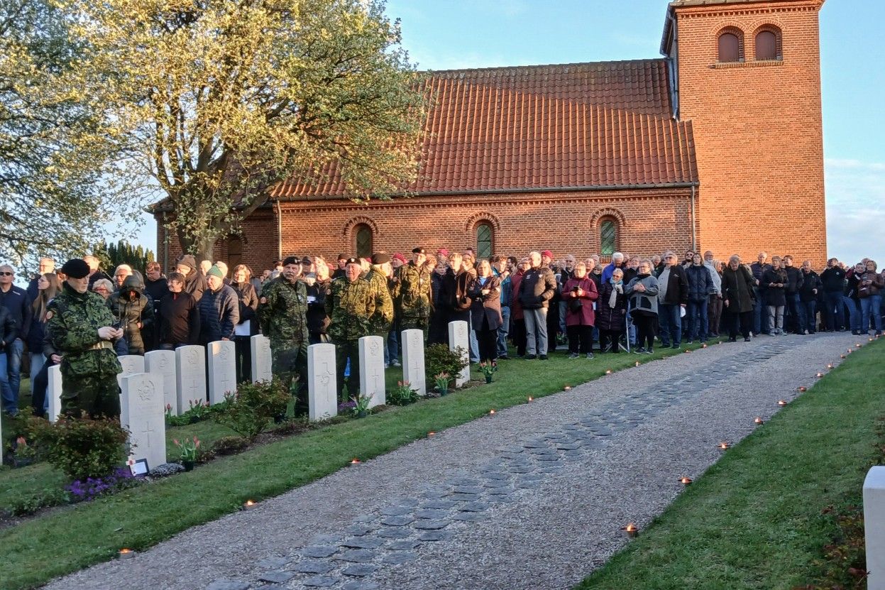 Ceremonien mandag 4. maj indledes med gudstjeneste i Svinø Kirke, hvor mange kan høre med udefra. Foto: Privat
