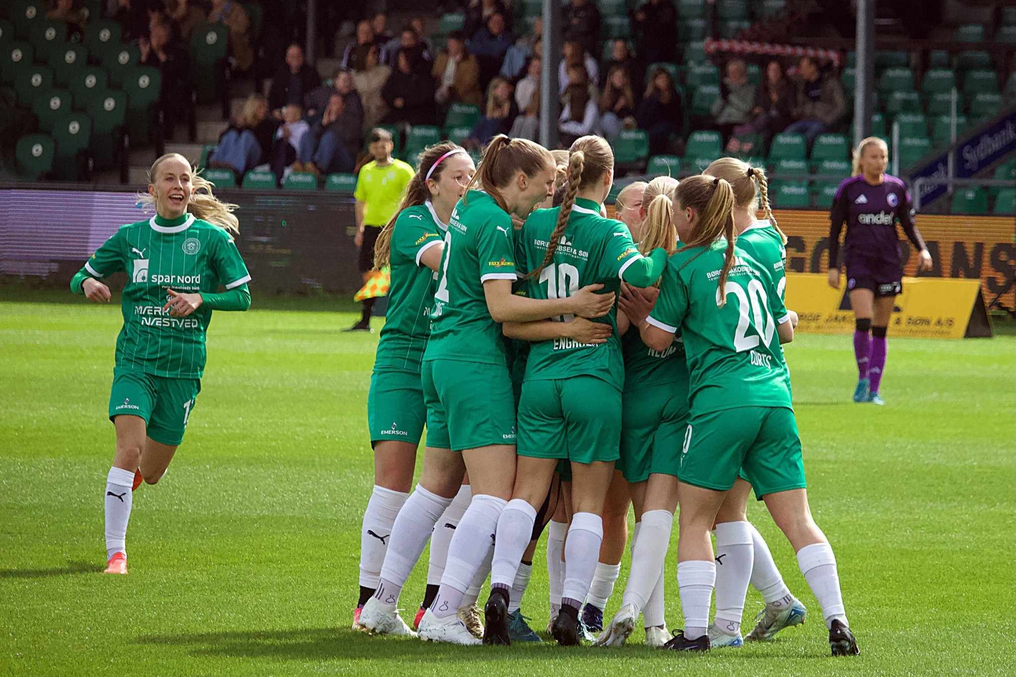 Næstved HG jubler over en af Kristine Neumanns tidlige scoringer. Foto: De Grønne fra Næstved