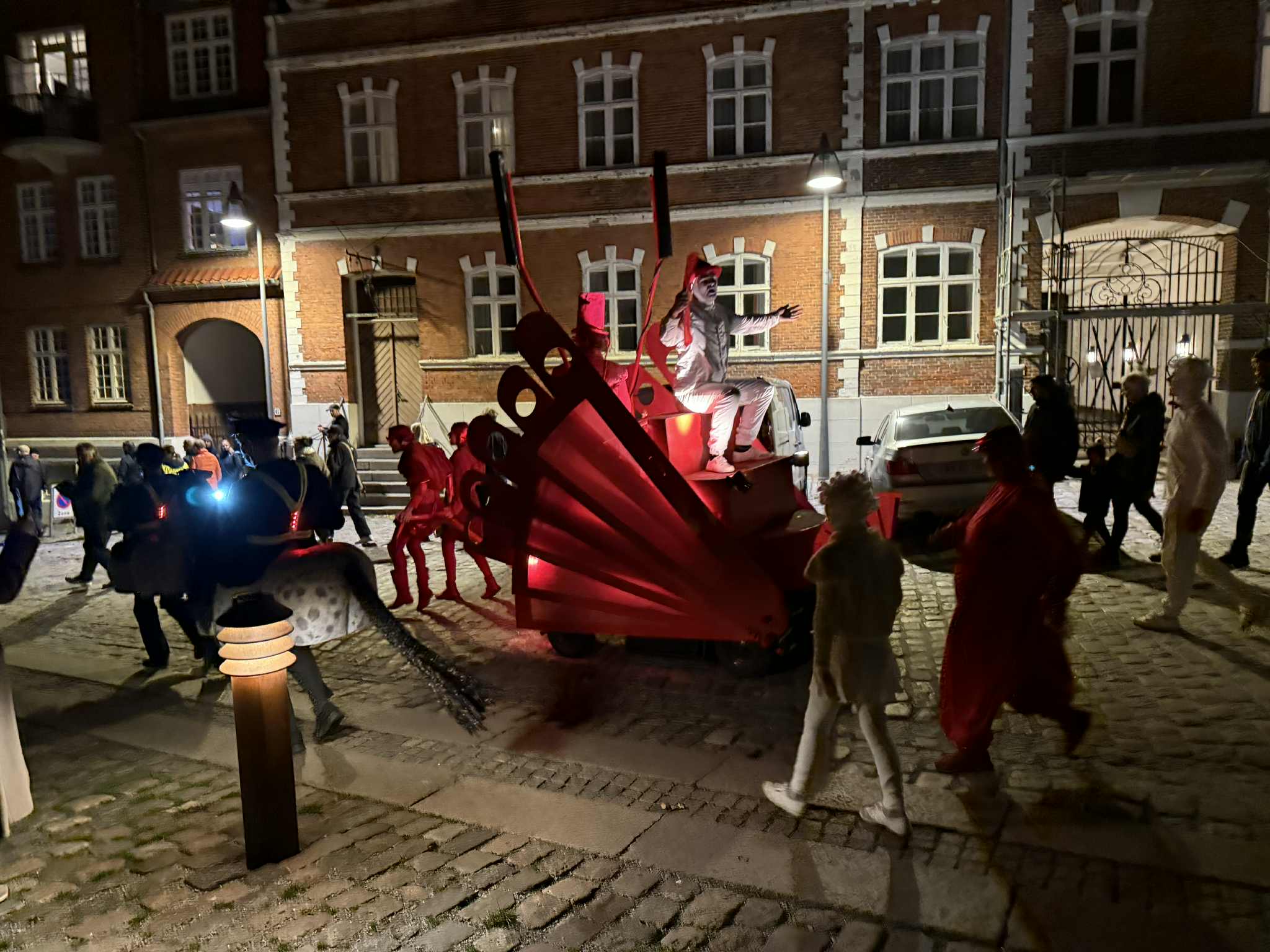 Kompagni 47 og Næstved Avantgarden underholdt publikum på vej fra Axeltorv mod havnen. Foto: Maja Meisner