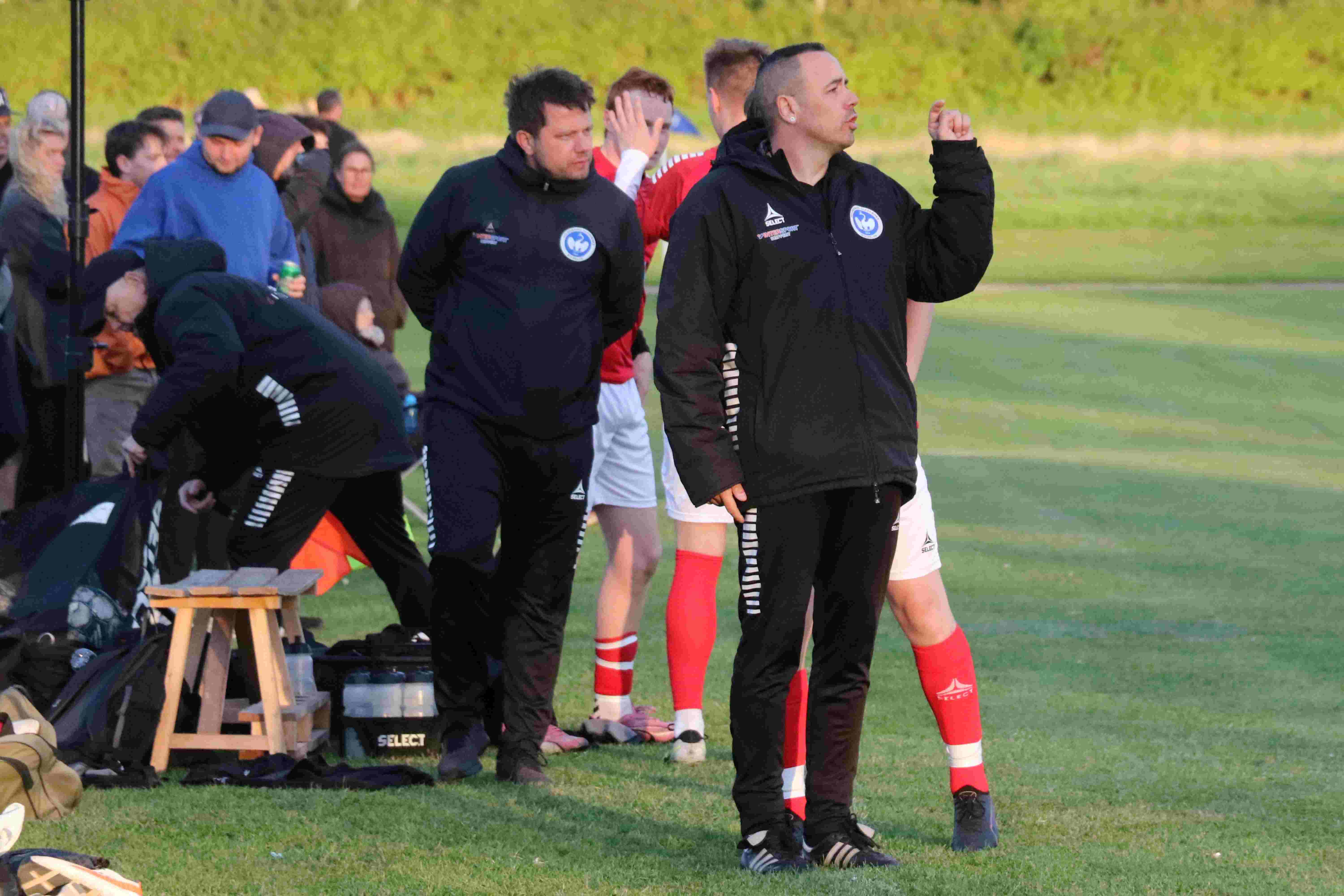 Casper Guldbrandt vil gerne vinde hver gang med sit Serie 1-hold. I baggrunden assistenttræner Jimmy Hansen. Foto: John Ringstrøm