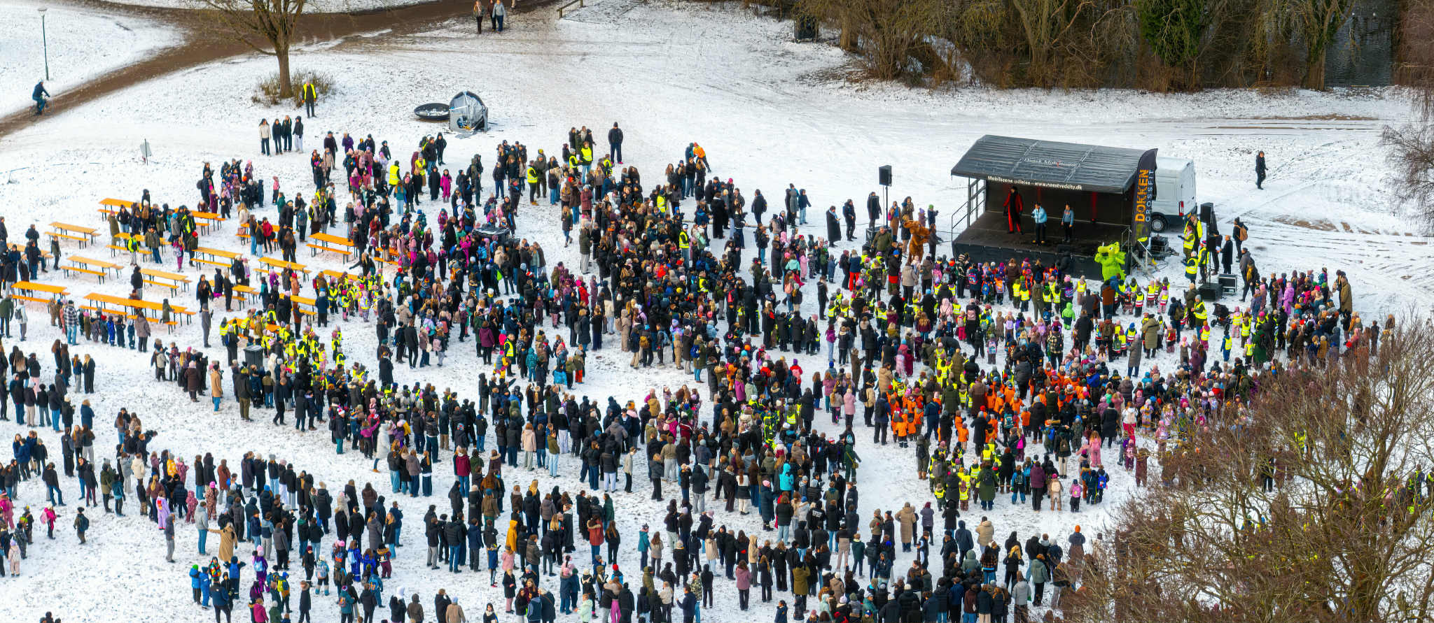 Flotte dronebilleder har fanget den store mængde børn og unge i Rådmandshaven. Foto: Næstved Kommune
