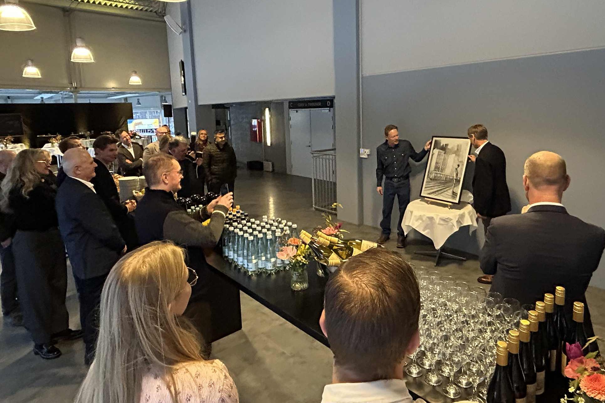 Jakob Brixvold overrækker arenaens afskedsgave til Haurum - et billede kreeret af CMP1. Foto: John Ringstrøm