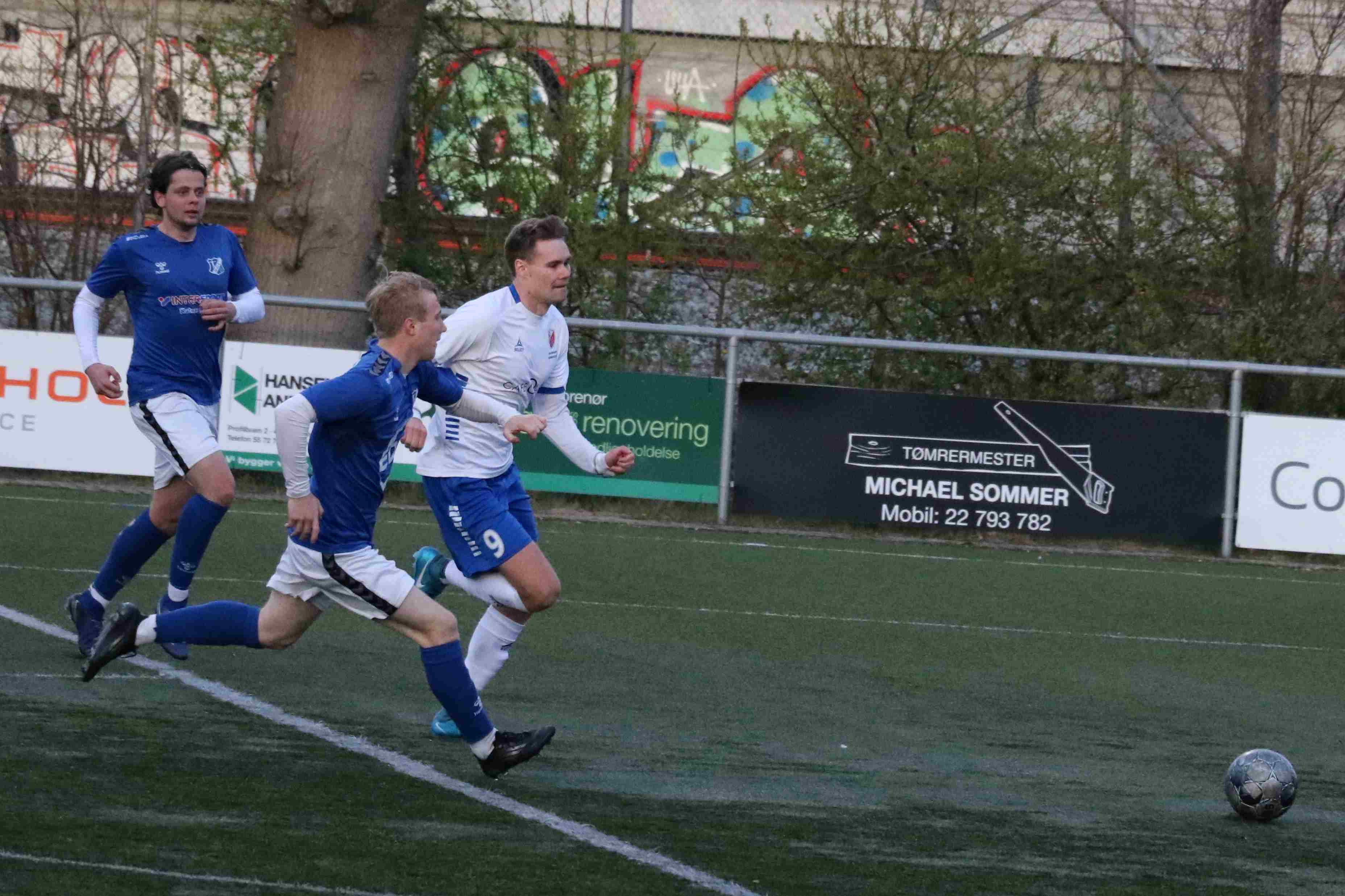 Kevin Fobian (hvid trøje) var på pletten i forårspremieren. Her er han i aktion i en tidligere kamp. Foto: John Ringstrøm