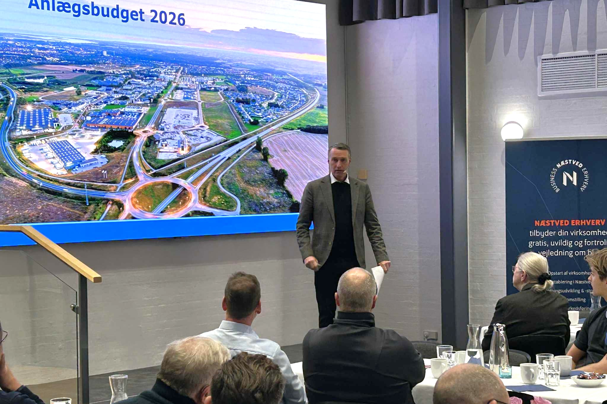Carsten Rasmussen er en omvandrende vidensbank, hvad angår projekter i Næstved Kommune. Alle lyttede intenst med på hans oplæg om kommunens anlægs- og byggeplaner i 2026. Foto: John Ringstrøm