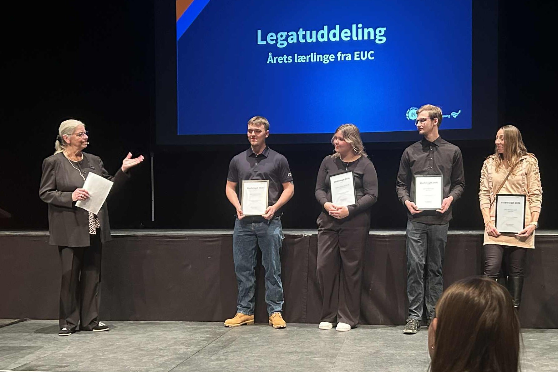 Helle Andresen kunne overrække legater til de fire lærlinge, fra venstre Victoria Jeanette Aas Wanell, Casper Dejrup Hansen, Tanja Sørensen og Emil A. Kjær Larsen. Foto: John Ringstrøm