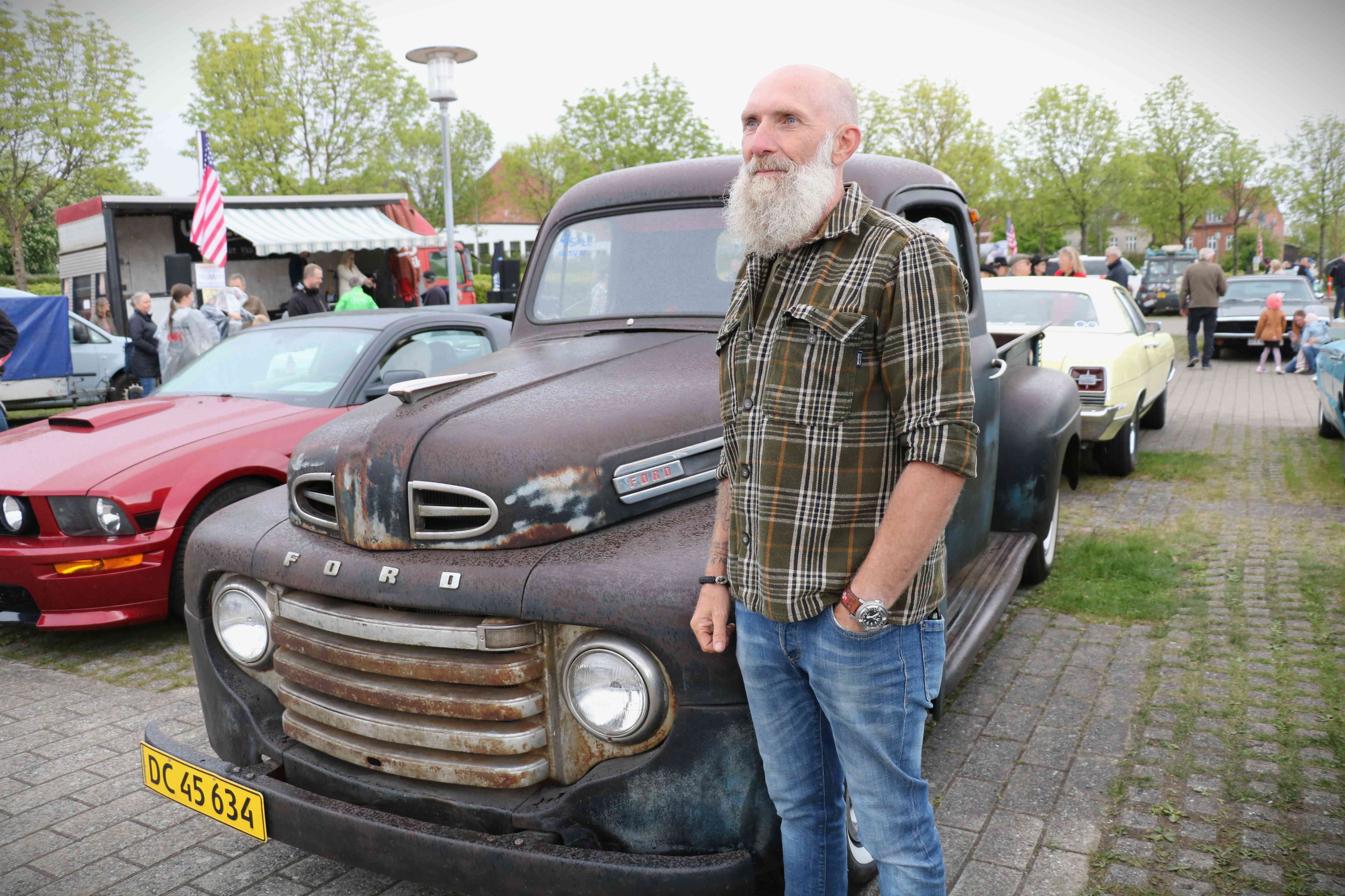 Ole Linding ved sin 76 år gamle Ford F-1, der står næsten i oprindelig stand. Foto: John Ringstrøm