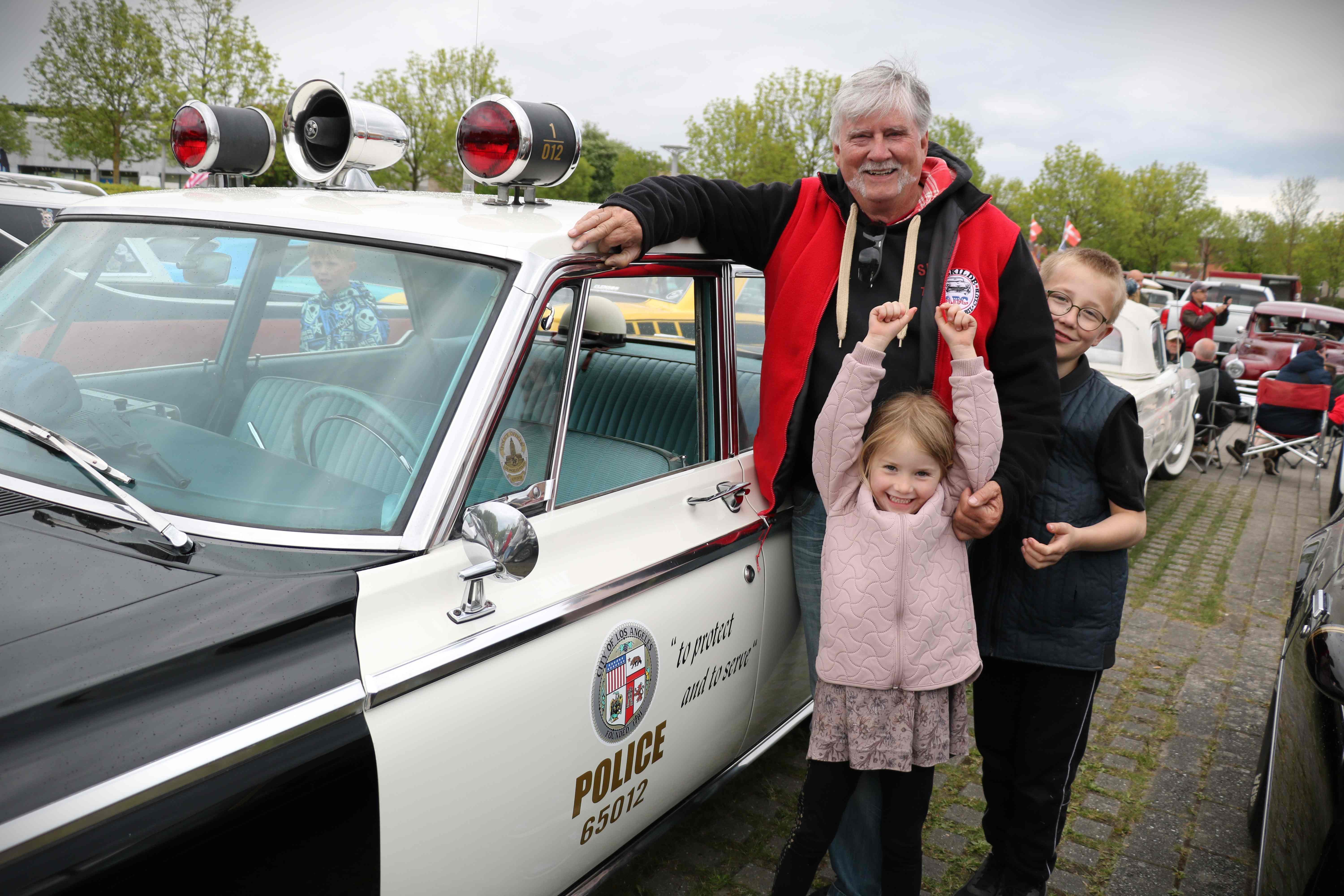 Cody Coty med sin Hollywood-politibil og børnebørnene Ollie og Alba. Foto: John Ringstrøm