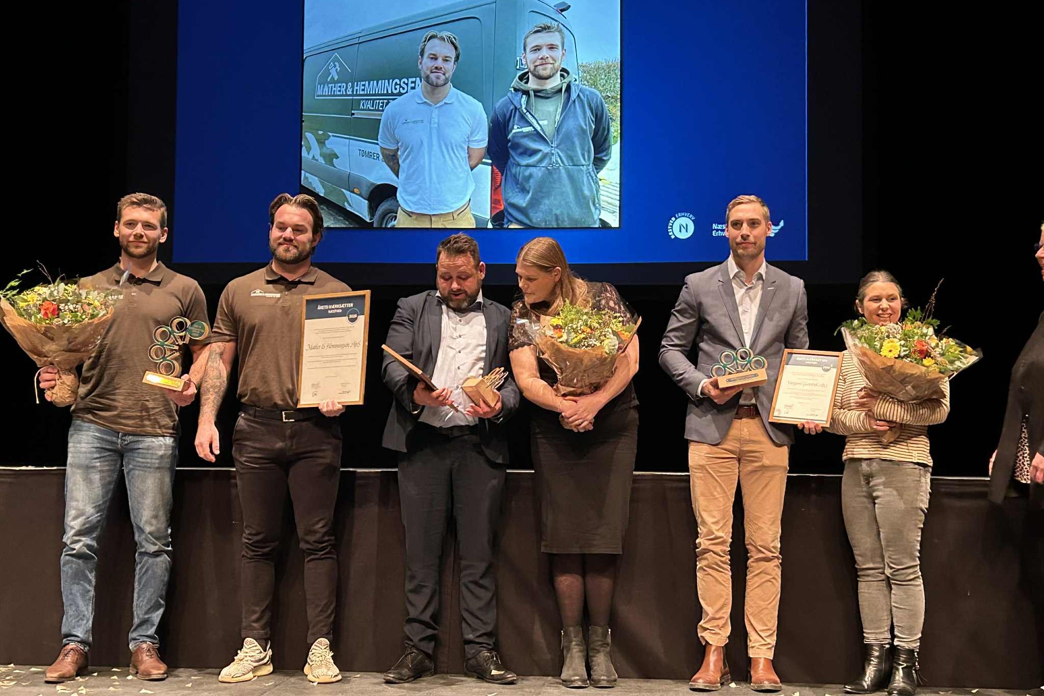 De to vindere yderst til venstre sammen med de øvrige nominerede, Frank Ellegaard (i midten) og Vanggaard Geoteknik v/Tobias Vanggaard. Foto: John Ringstrøm