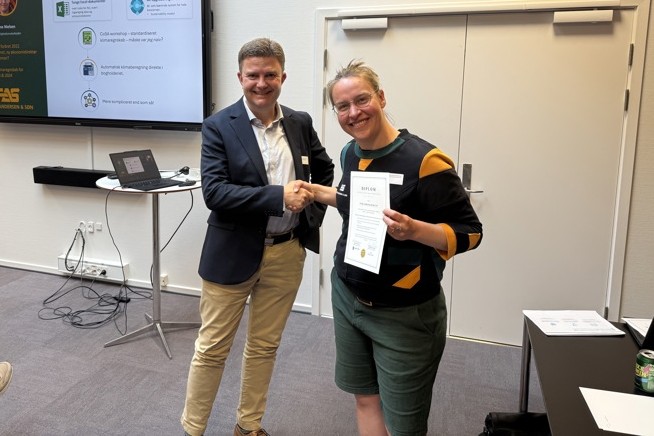 Bæredygtighedsmedarbejder Signe Nielsen, Frede Andersen & Søn, modtog ligesom alle andre deltagende virksomheder et diplom af vicedirektør Jørgen Wissing Jensen, Erhvervsstyrelsen et diplom for deltagelsen i pilotprojektet. Foto: Næstved Kommune.