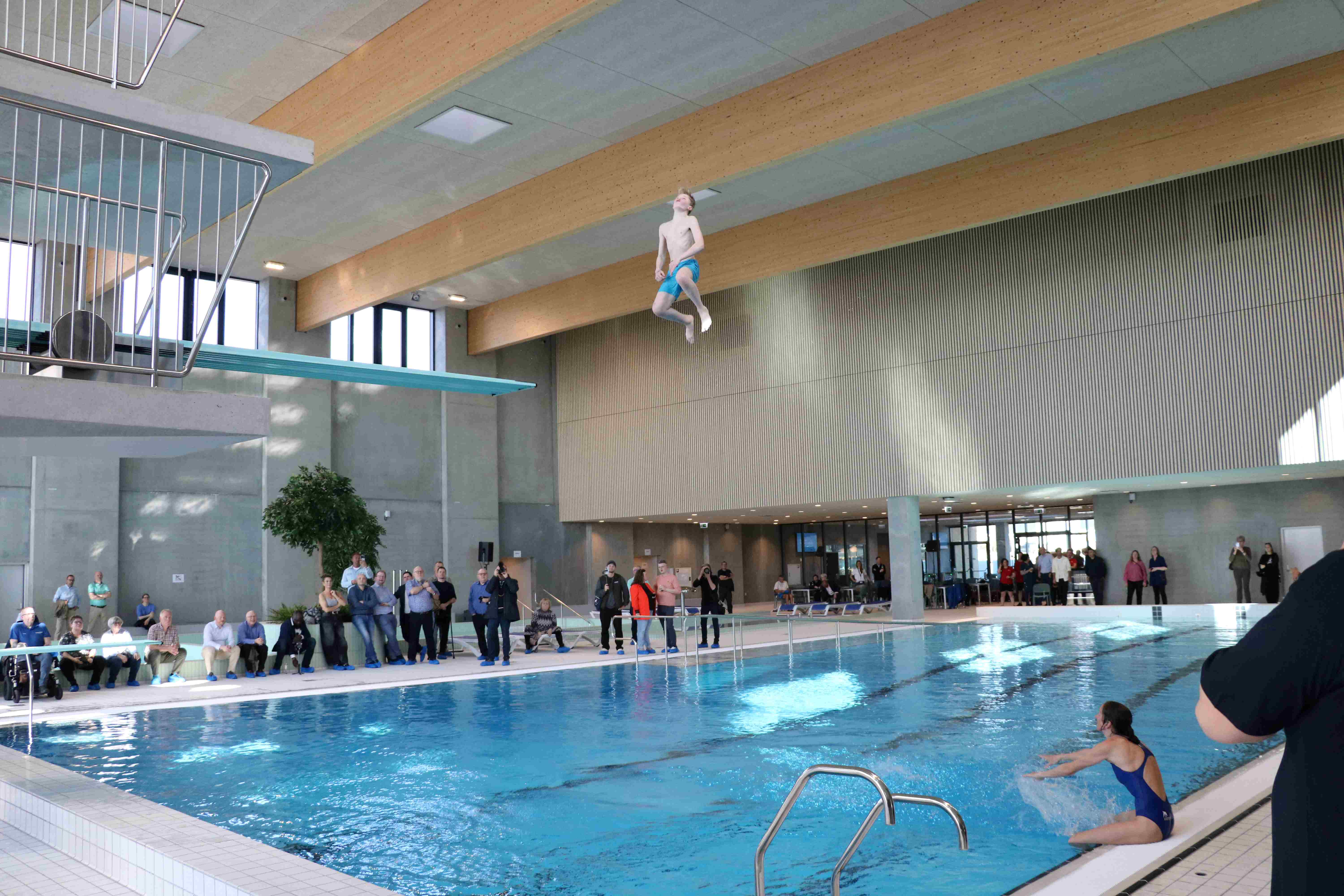Lyset i Næstved Svømmehal dæmpes, så der kan natbades. Foto: John Ringstrøm