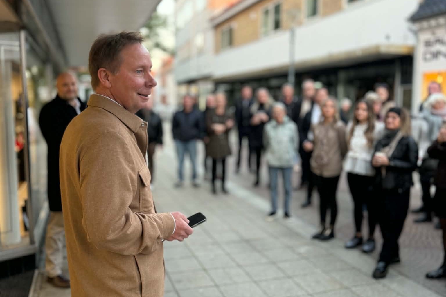Bo Spottog fremhævede blandt andre sin kone Mille og hendes forældre for at have givet en stor hånd med renoveringen af de nye lokaler. Foto: Jane Guldberg Jakobsen