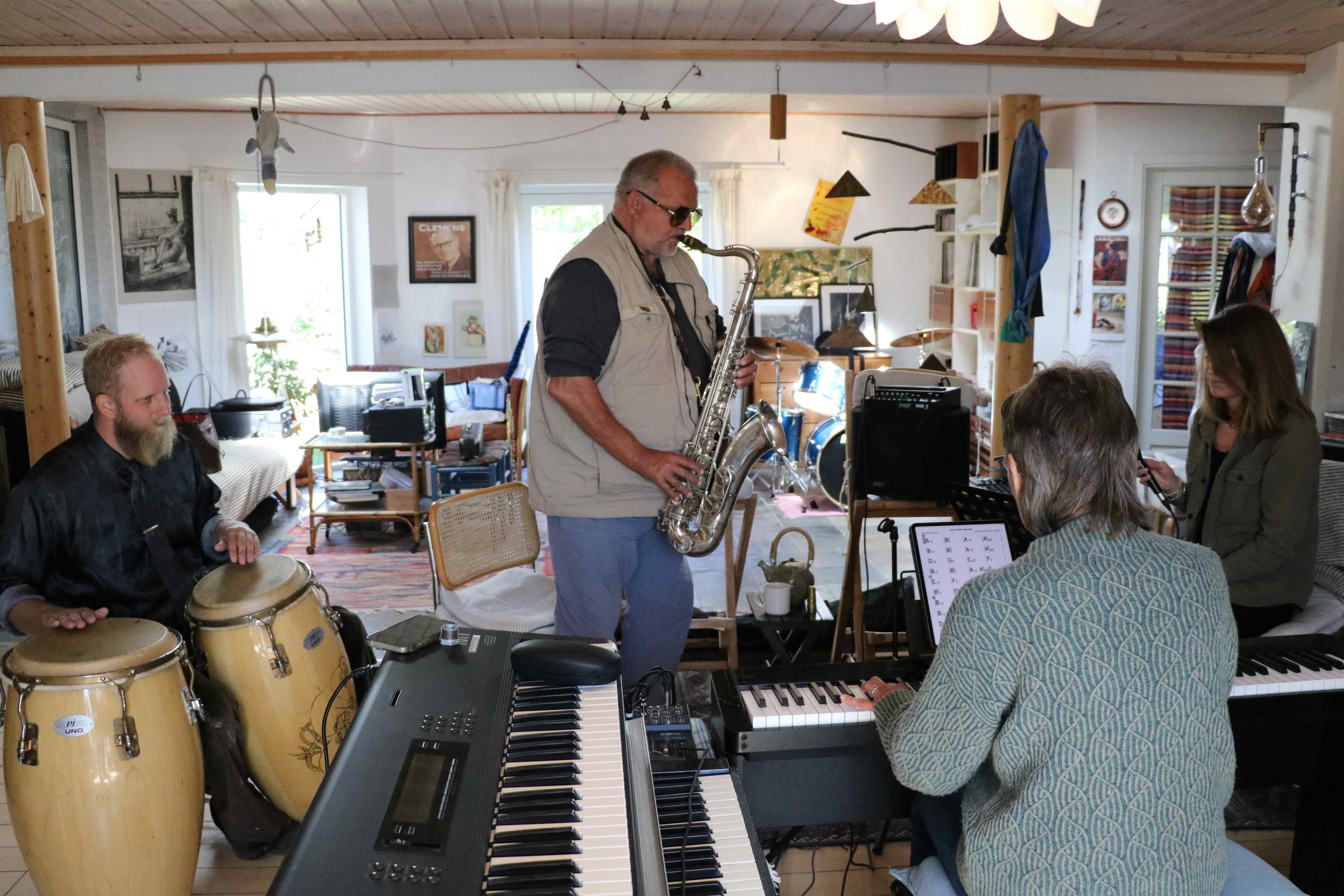 Hans Barfod på saxofon glæder sig til at spille med sin Trio Ohlala, som har Hans' søn Benjamin (t.v.) med på congas. Foto: John Ringstrøm