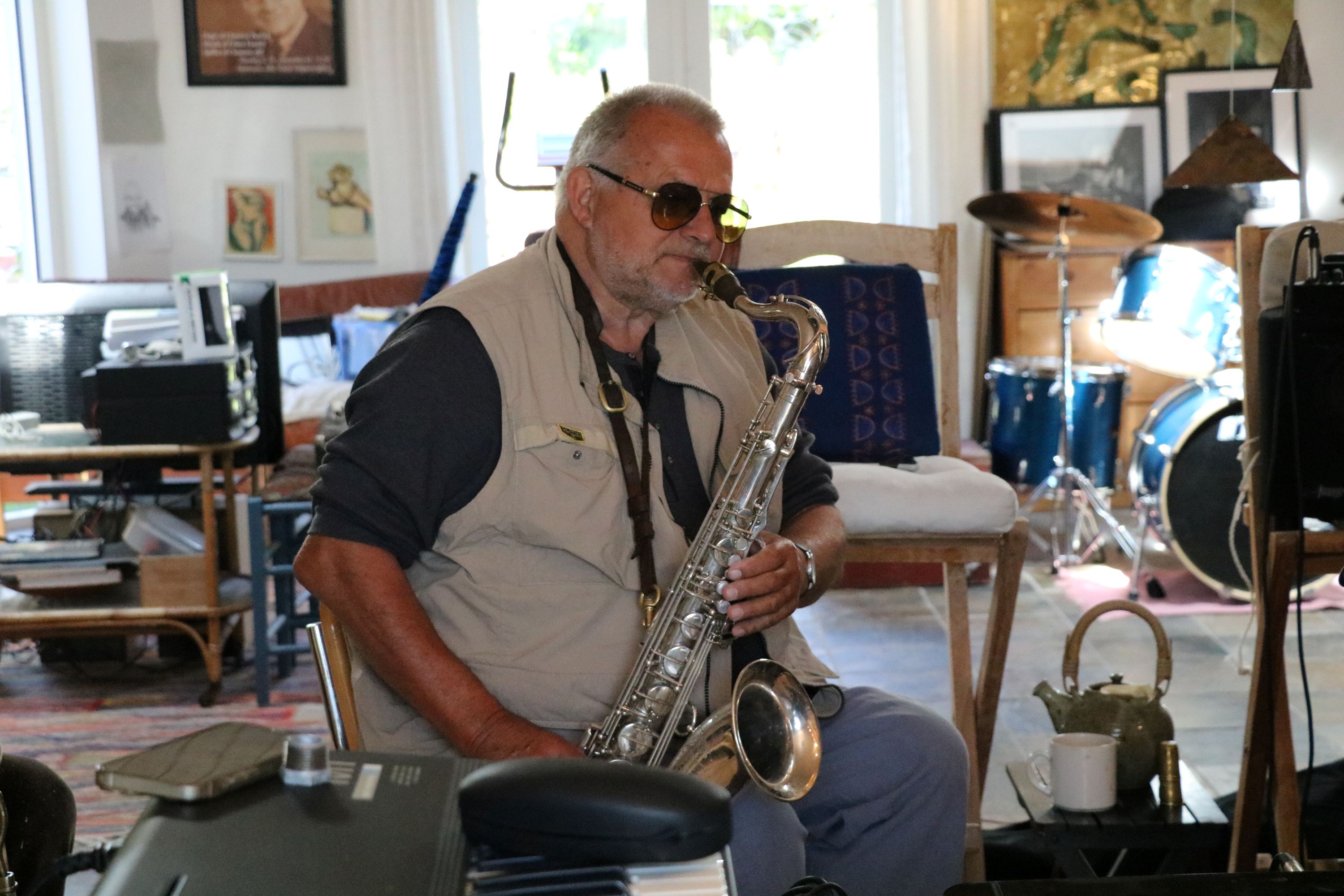 Hans Barfod var gennem-musikalsk og elskede at spille på en af sine mange saxofoner. Foto: John Ringstrøm