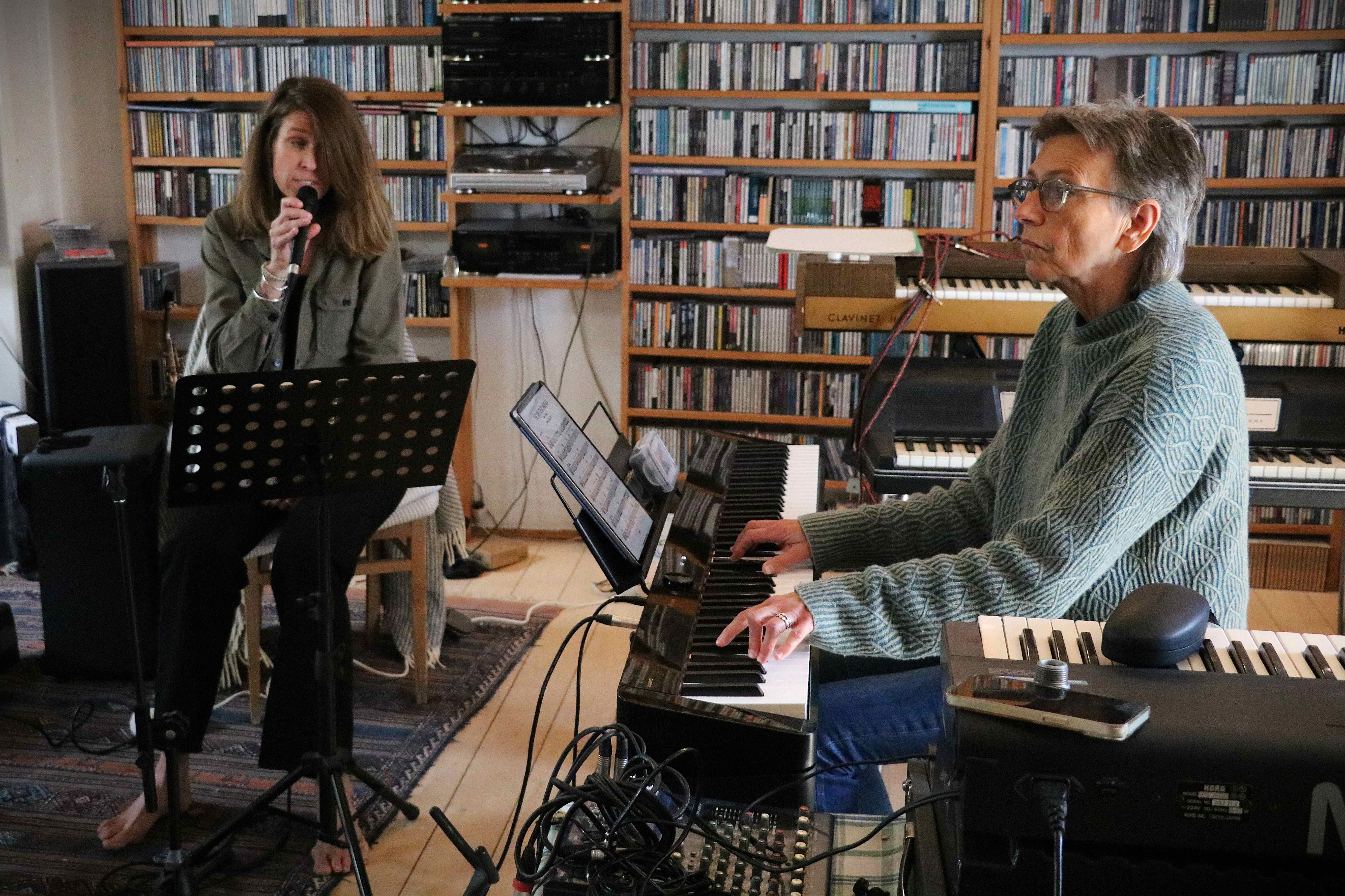 Kirsten Drejer (t.v.) og Maria Krohn henholdsvis synger og spiller piano i Trio Ohlala. Foto: John Ringstrøm