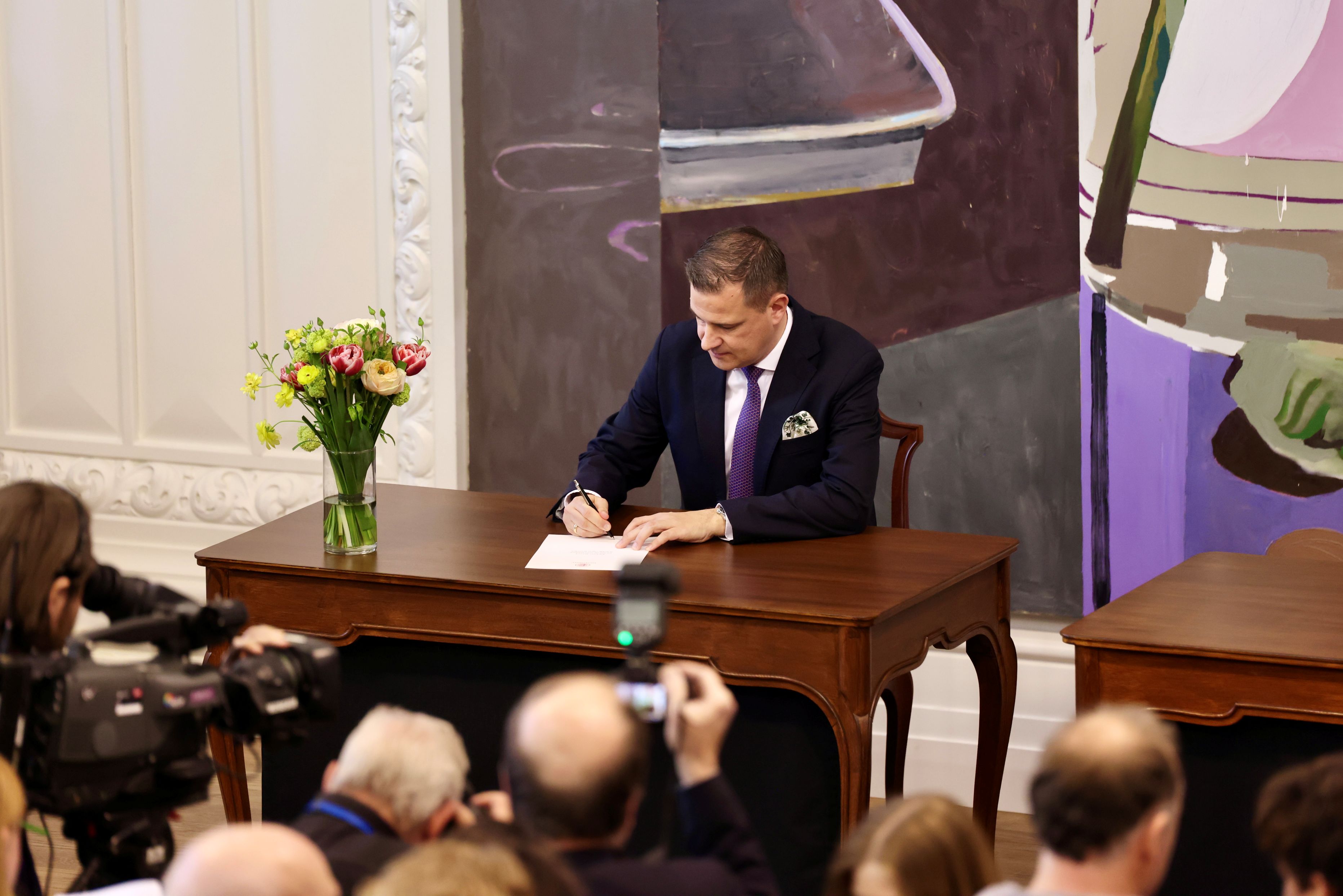 Rune Kristensen i et stort øjeblik, hvor han skriver under på, at han vil overholde Grundloven. Foto: Presse