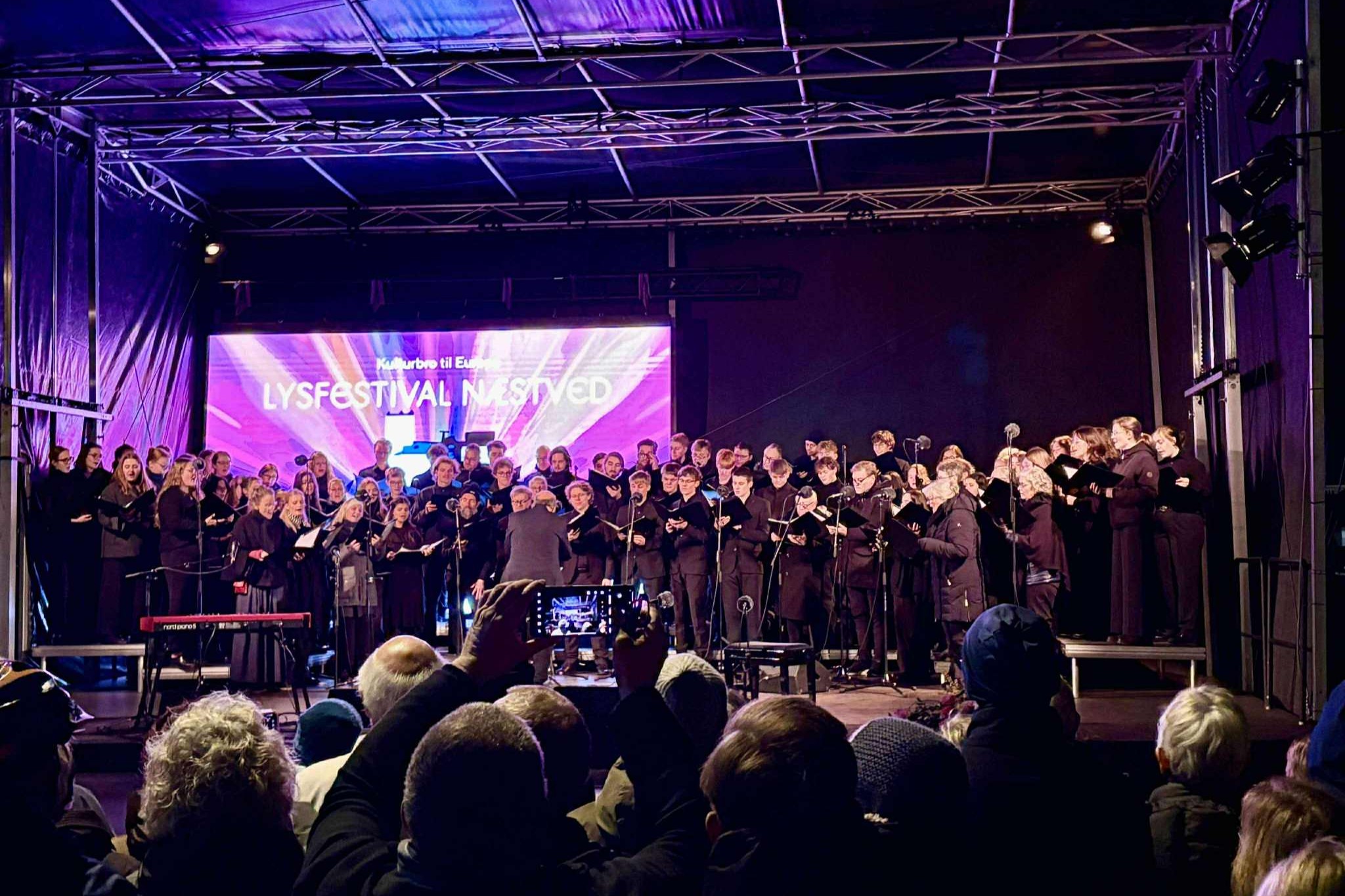 Der var masser af korsang på scenen på Kanalvej. Foto: Maja Meisner