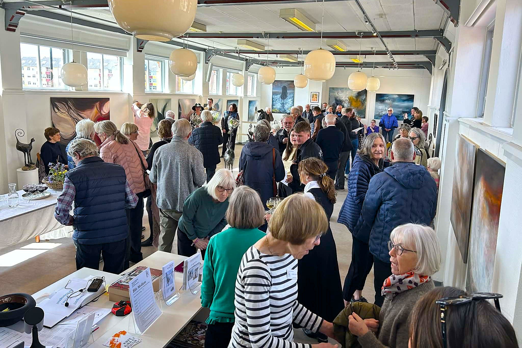 Op mod 100 mennesker besøgte ferniseringen i Næstved Kunstforening. Foto: John Ringstrøm