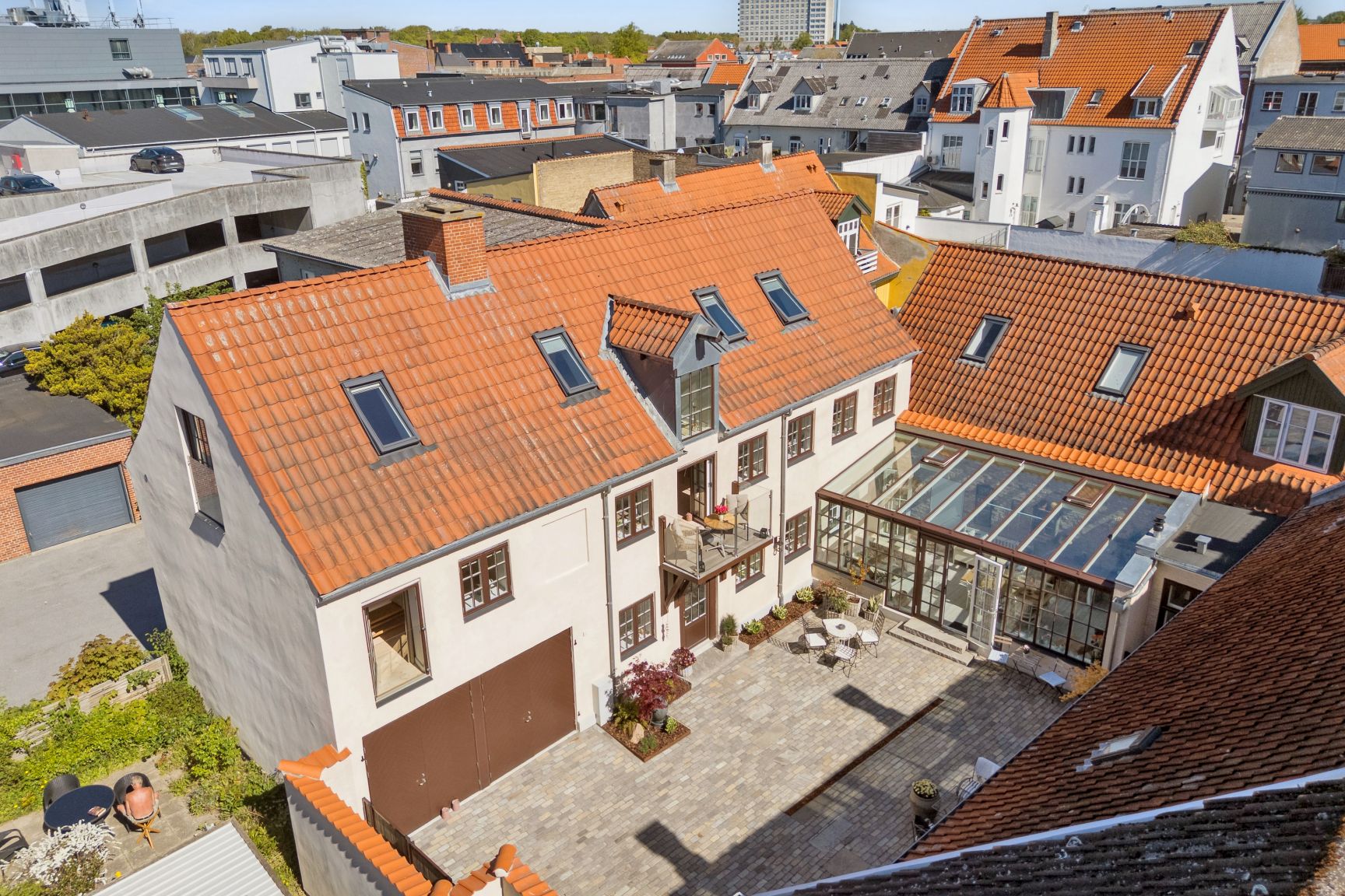 Hele ejendommen set ovenfra er centralt placeret i Næstved by. Foto: EDC