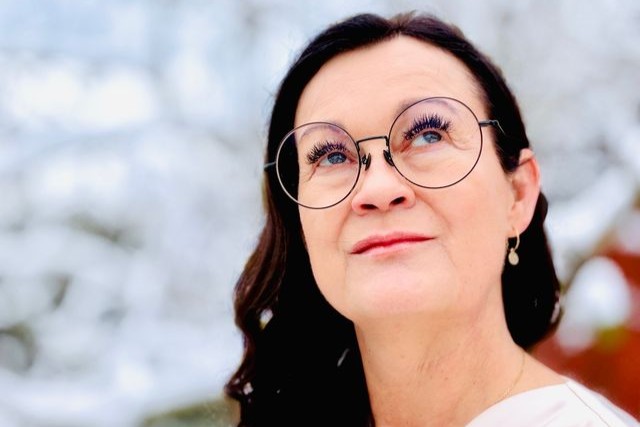 Milly Nou synger om lys og kærlighed i sin nye sang. Foto: Presse