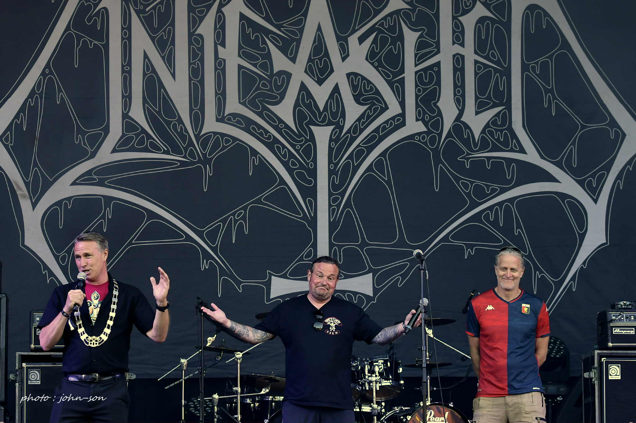 Michael Hvolgaard Andersen (i midten) åbner Næstved Metalfest. Foto: John-son