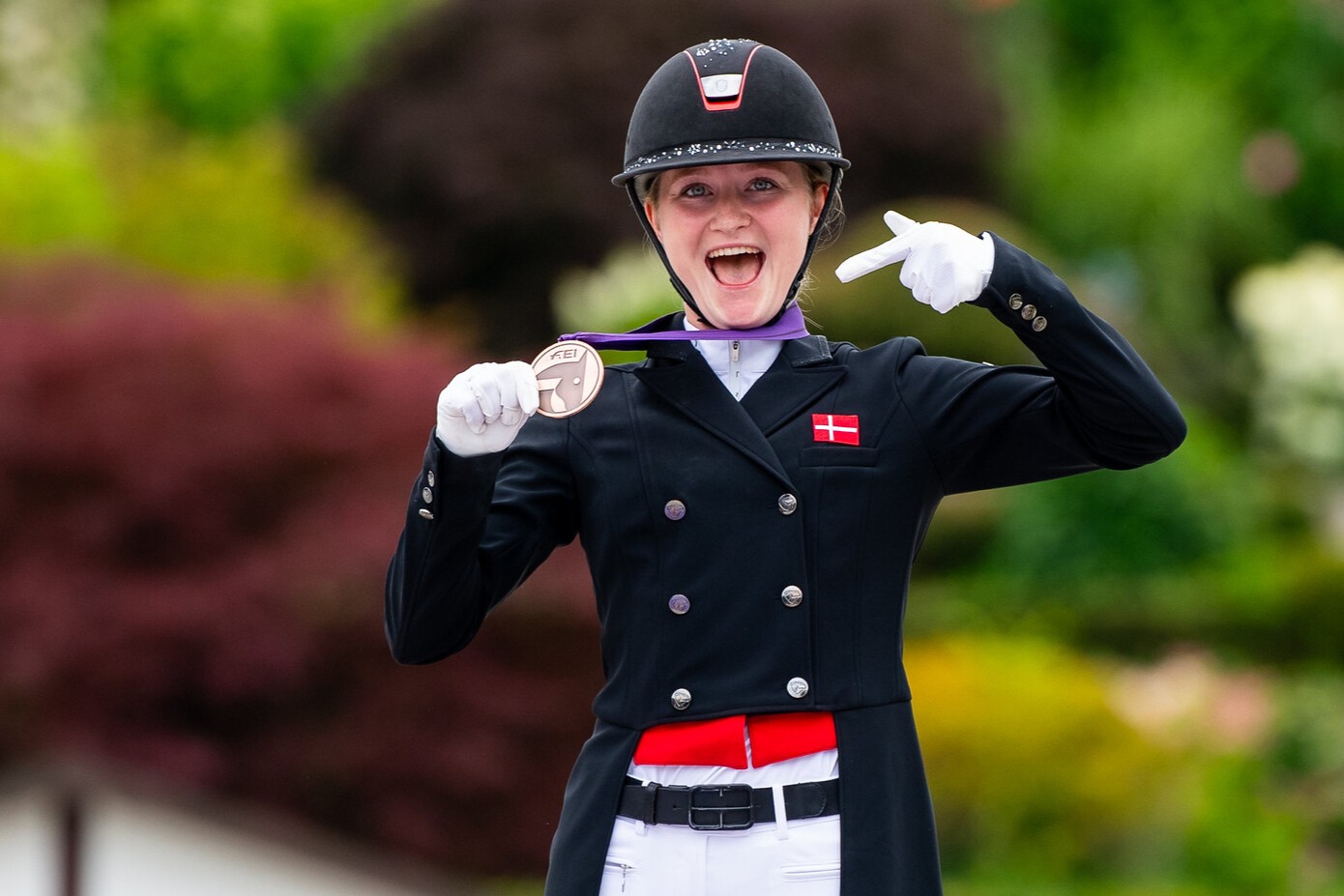 Sara Hyrm med sin EM-bronzemedalje efter den individuelle konkurrence. Foto: FEI/Lukasz Kowalski