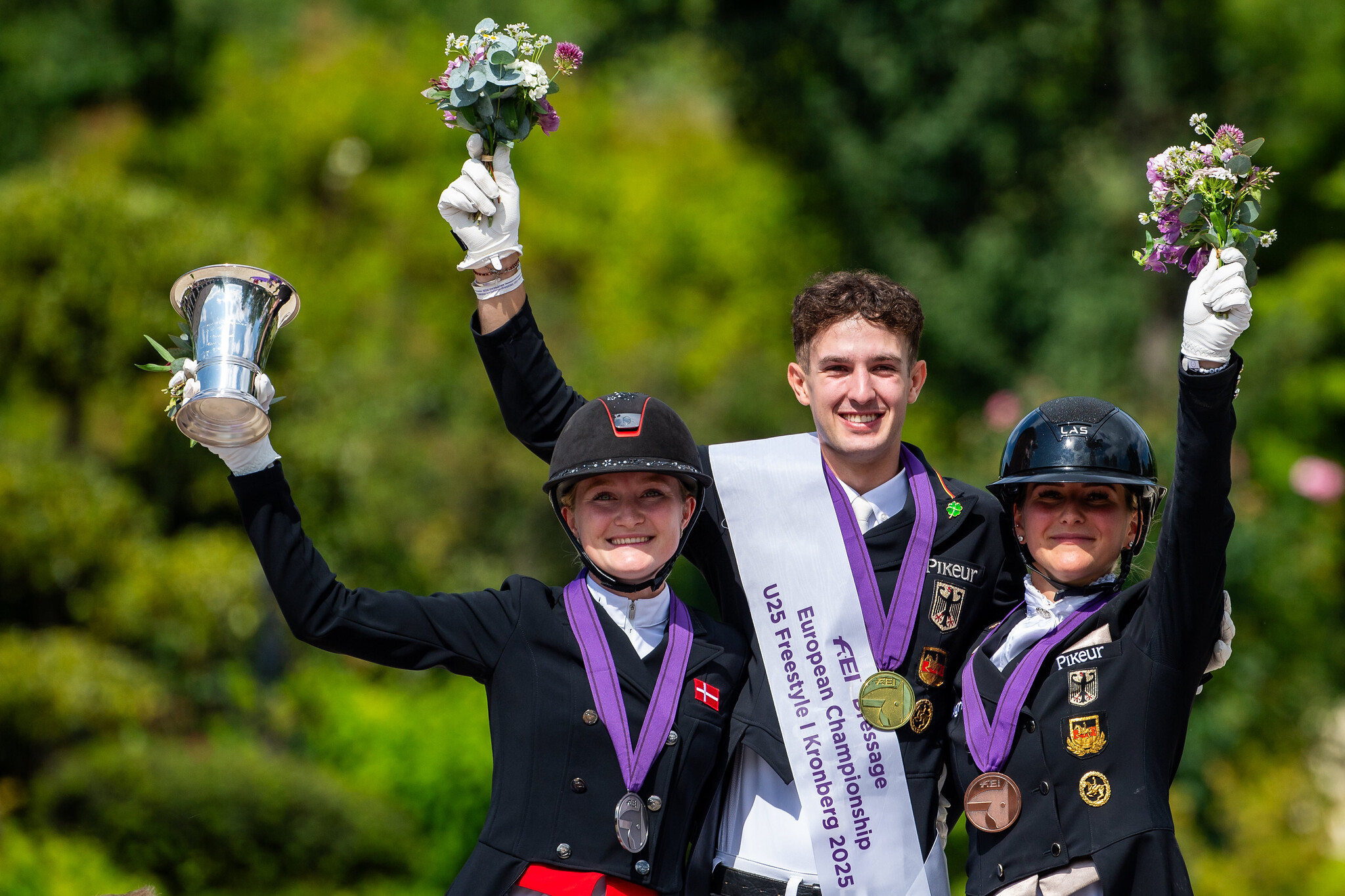Sara Hyrm (t.v.) på podiet med Moritz Treffinger som vinder og Felicitas Hendricks (th) på tredjepladsen i Kürfinalen. Foto: FEI/Lukasz Kowalski