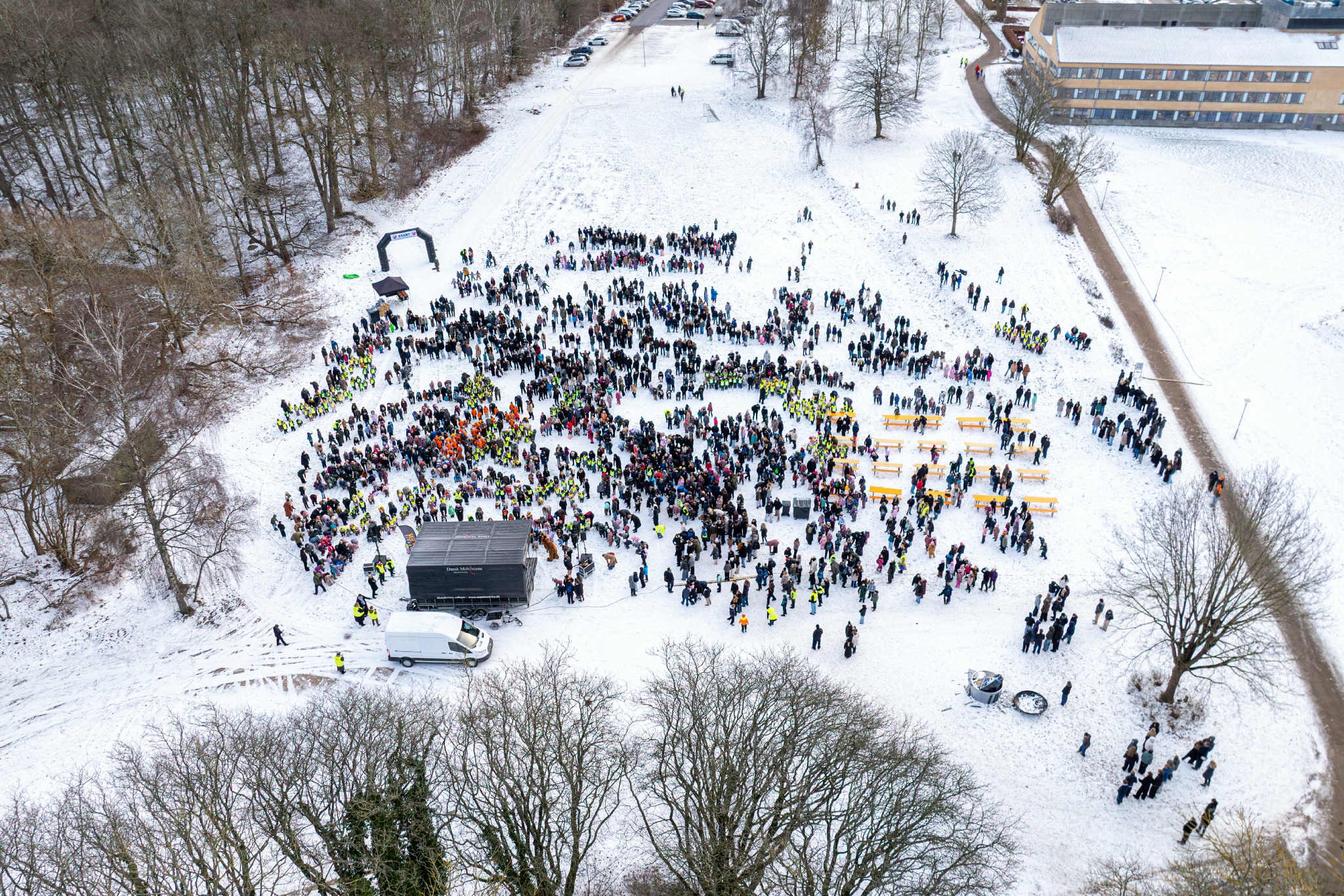 Over 3000 børn og unge fra dagtilbud og skoler i Næstved var samlet i Rådmandshaven for at gå til fordel for børn i glemte kriser. Foto: Næstved Kommune