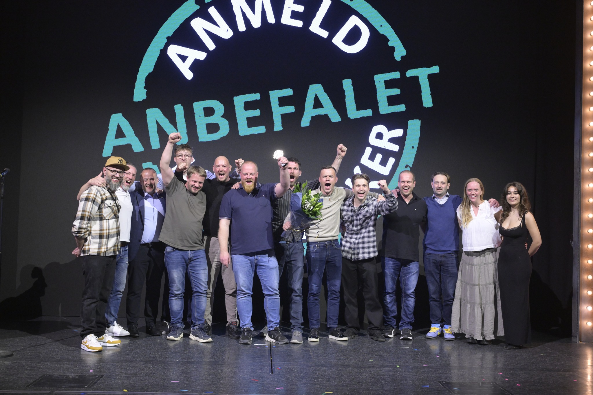 Hele MA Byg ApS samlet på scenen i Cirkusbygningen med ejer Michael Andersen i midten i blå skjorte. Foto: Presse