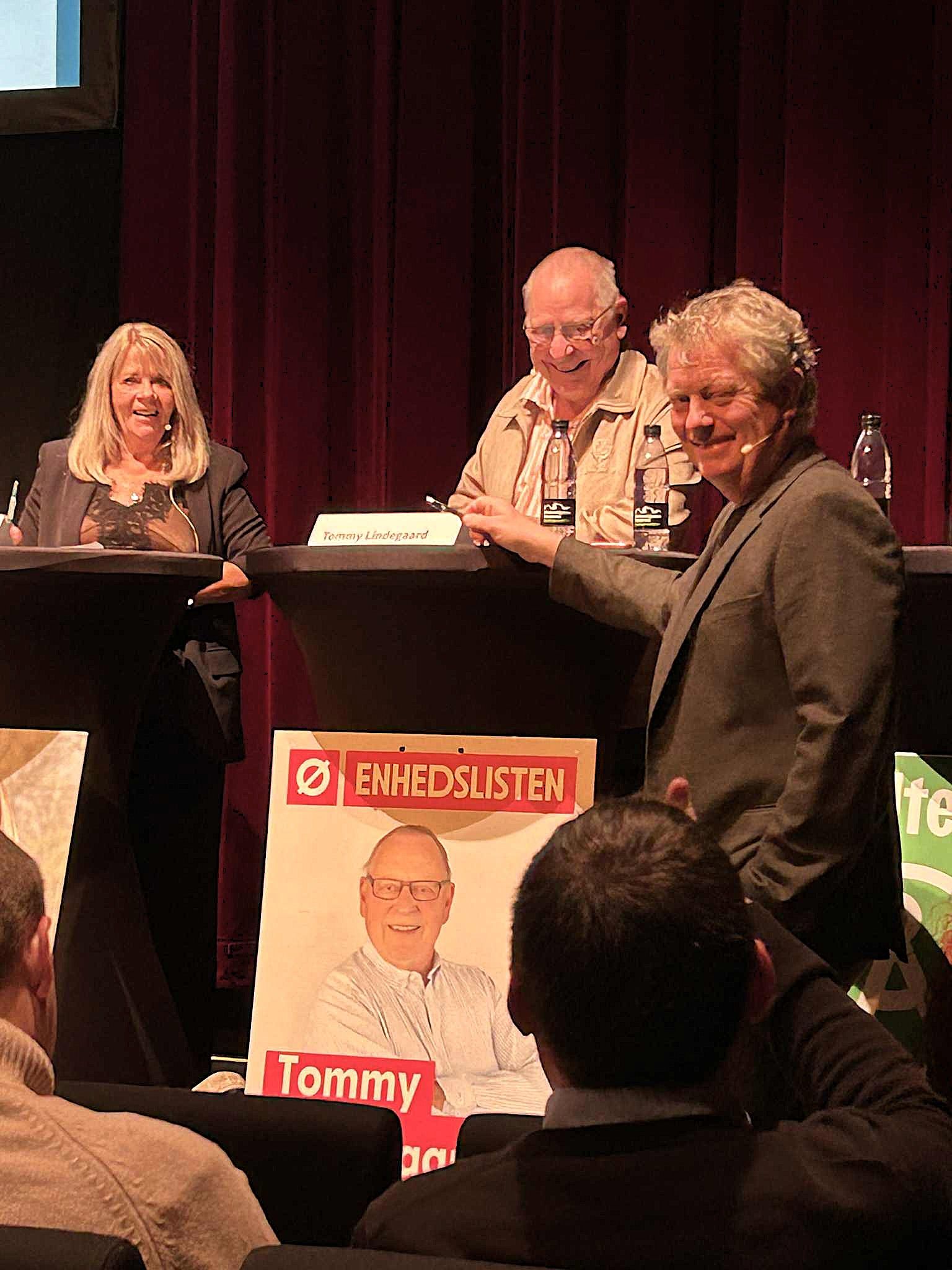 Der er masser af plads til morskab i en paneldebat. Her får Enhedslistens Tommy Lindegaard og Troels Myhlenberg sig en griner. Foto: John Ringstrøm