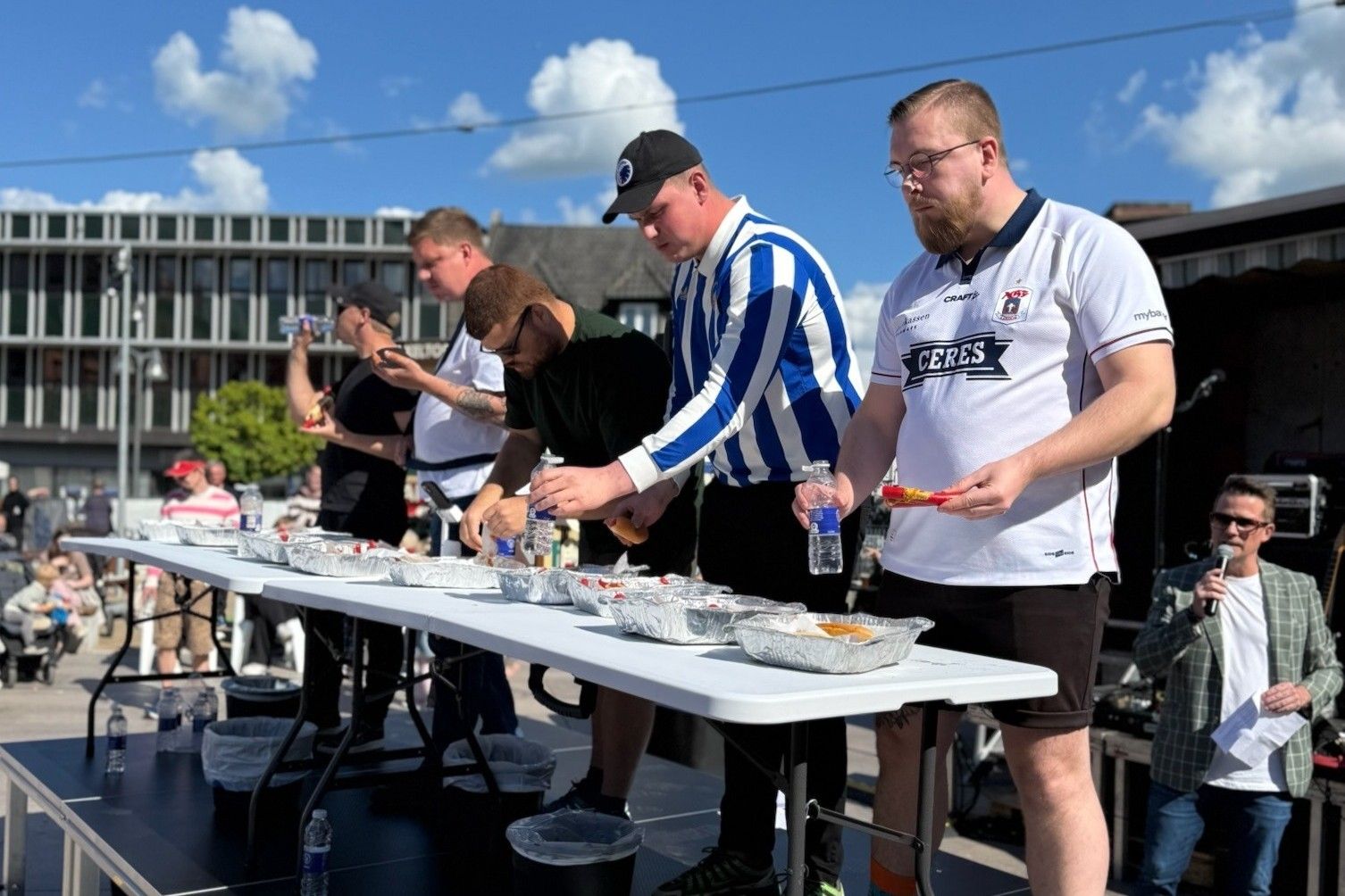 De fem deltagere i fuld sving med at fortære hotdogs. Jacob Rasmussen er nummer to fra venstre. Foto: Næstved City