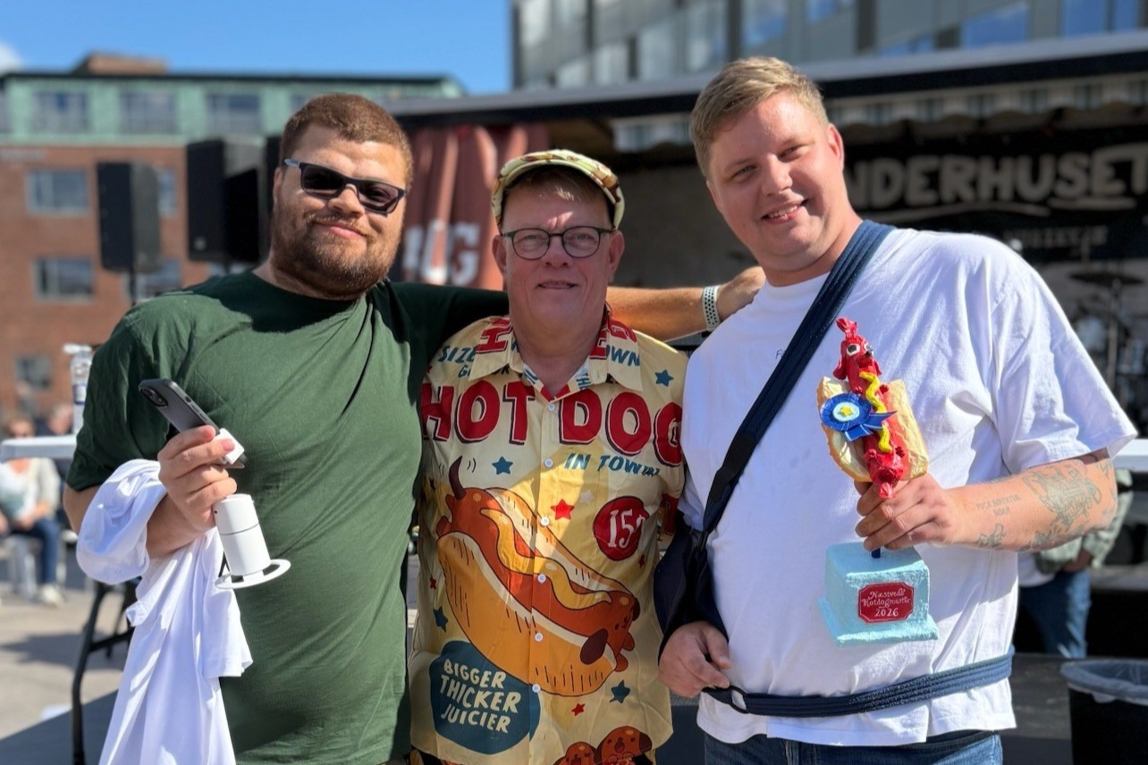 Jacob Rasmussen (th) modtog et hotdog-trofæ lavet af Fantasteriet. Foto: Næstved City