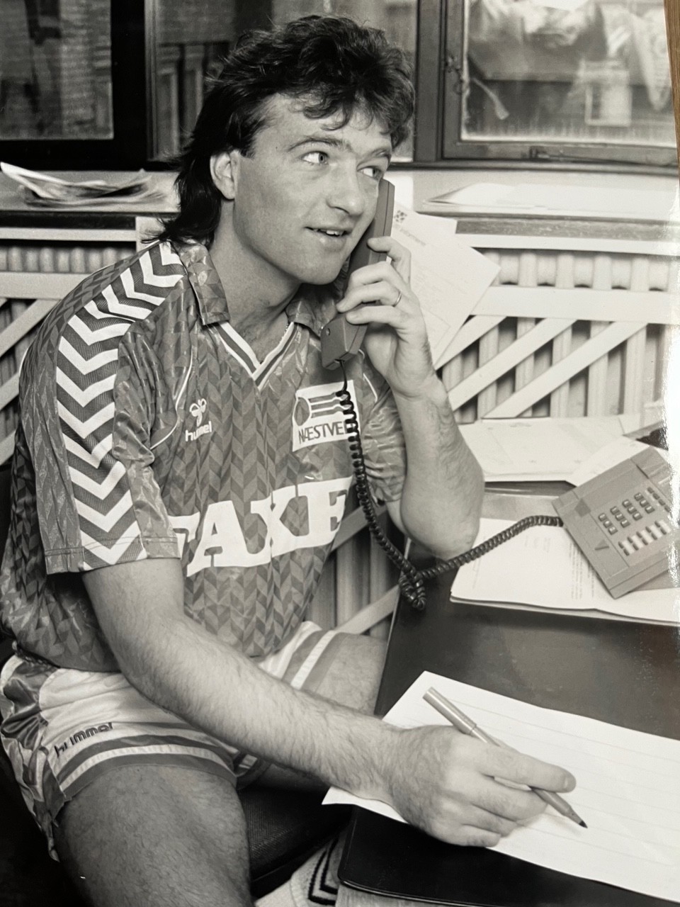 Torben Johansen har klaret mange poster i Næstved Boldklub gennem årene. Her er han konsulent i kampdragt. Foto: Privat