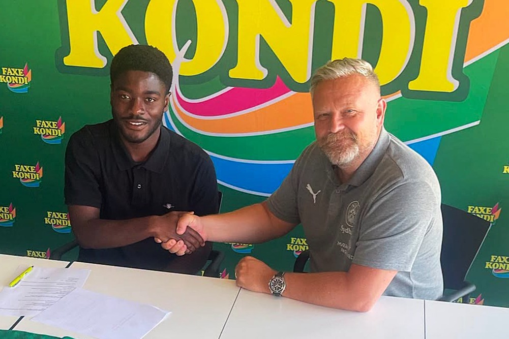 Akwasi Owusu hilser på sportschef Kenneth Gangsted ved kontraktunderskrivningen. Foto: Næstved Boldklub