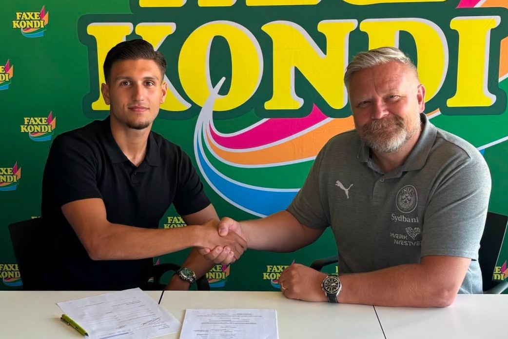 Selim Baskaya er klar til at tørne ud for Næstved. Her med sportschef Kenneth Gangsted. Foto: Næstved Boldklub