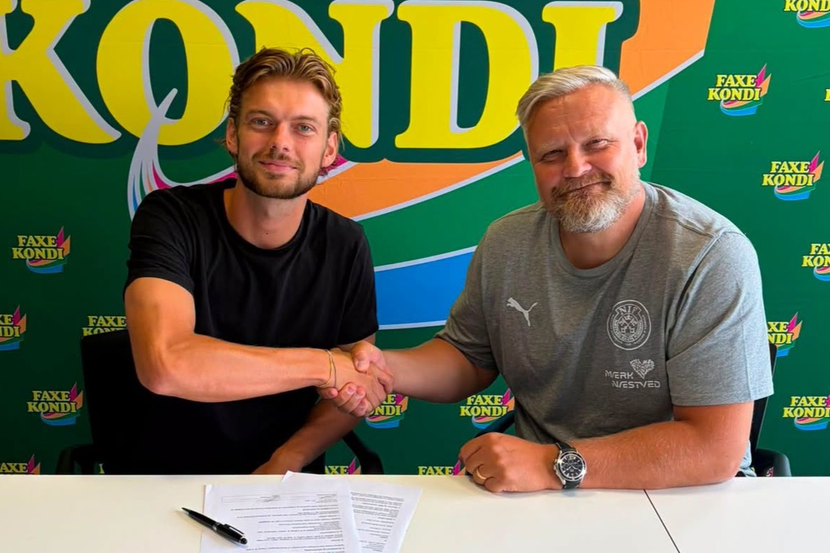 Storm Hollensted og Kenneth Gangsted ved kontraktunderskrivelsen. Foto: Næstved Boldklub