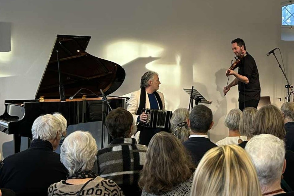 Paolo Russo og Bjarke Falgren (th) tryllebandt publikum i en god times tid med deres nytårskoncert. Foto: John Ringstrøm