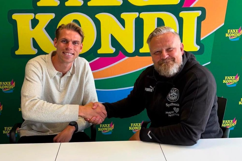 191 cm høje Peter Plougmand bydes velkommen af Næstveds sportschef Kenneth Gangsted. Foto: Næstved Boldklub