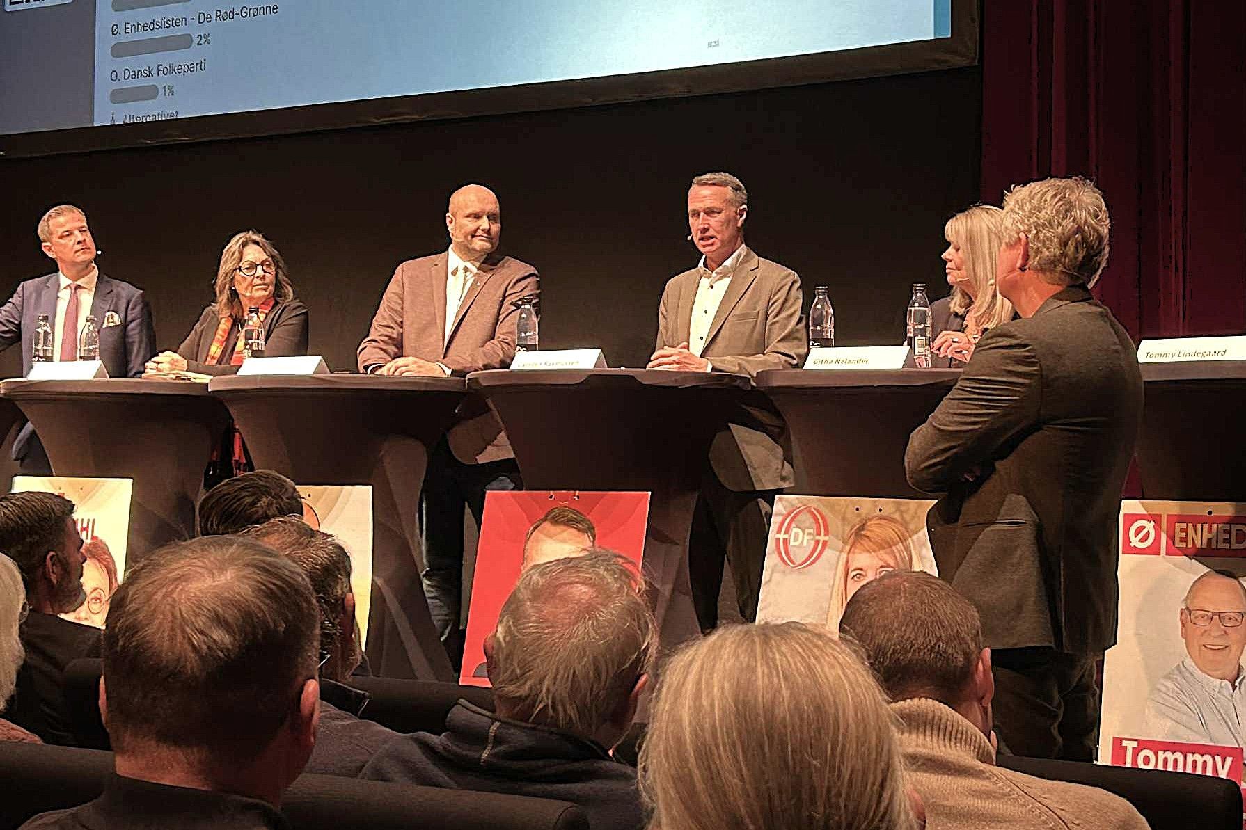Kenneth Sørensen (i midten) lytter til borgmester Carsten Rasmussen. Foto: John Ringstrøm