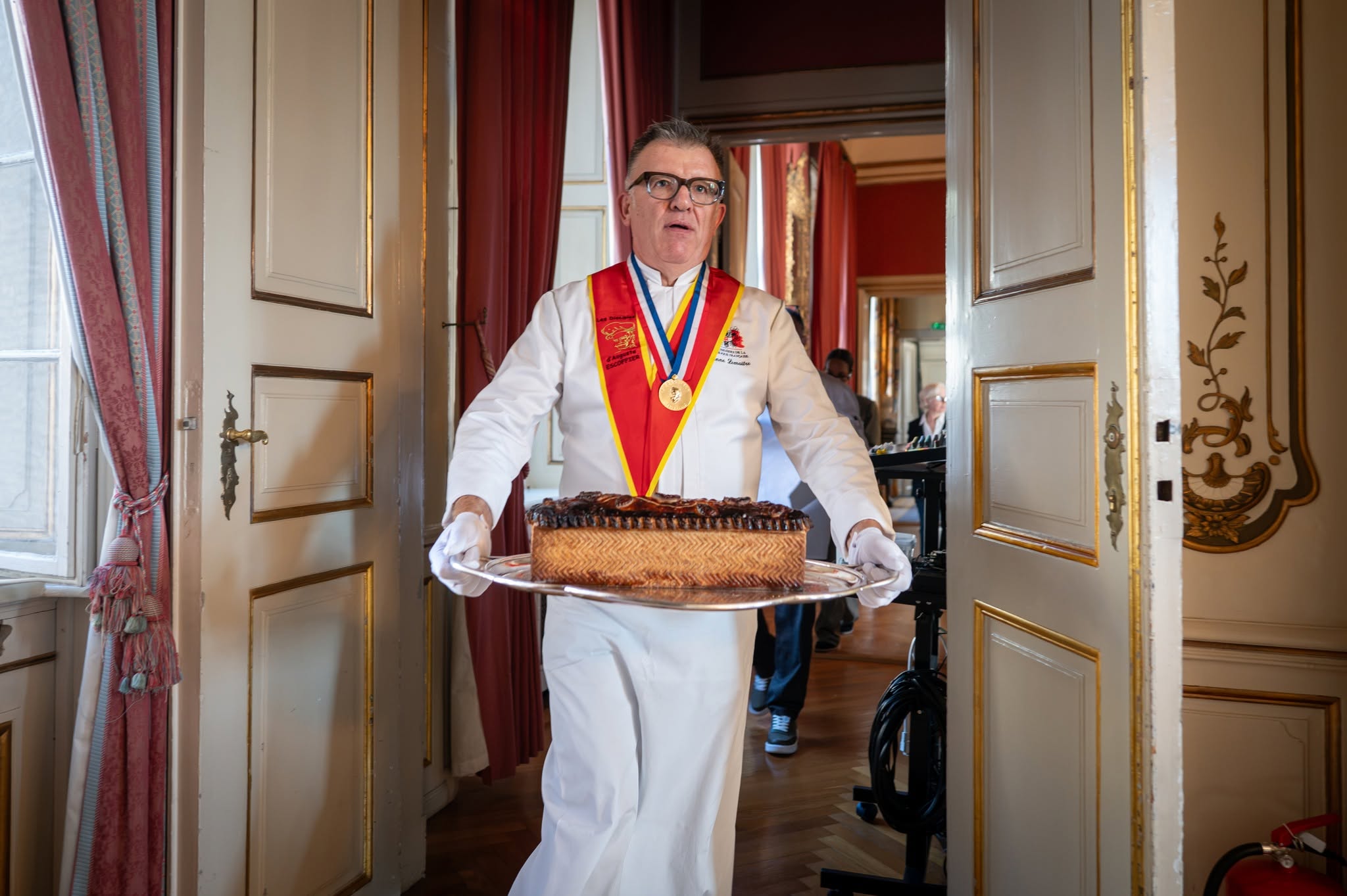 En specialist bærer Kim Søndergaards flotte, lækre paté en croute ind til dommerne. Foto: Privat