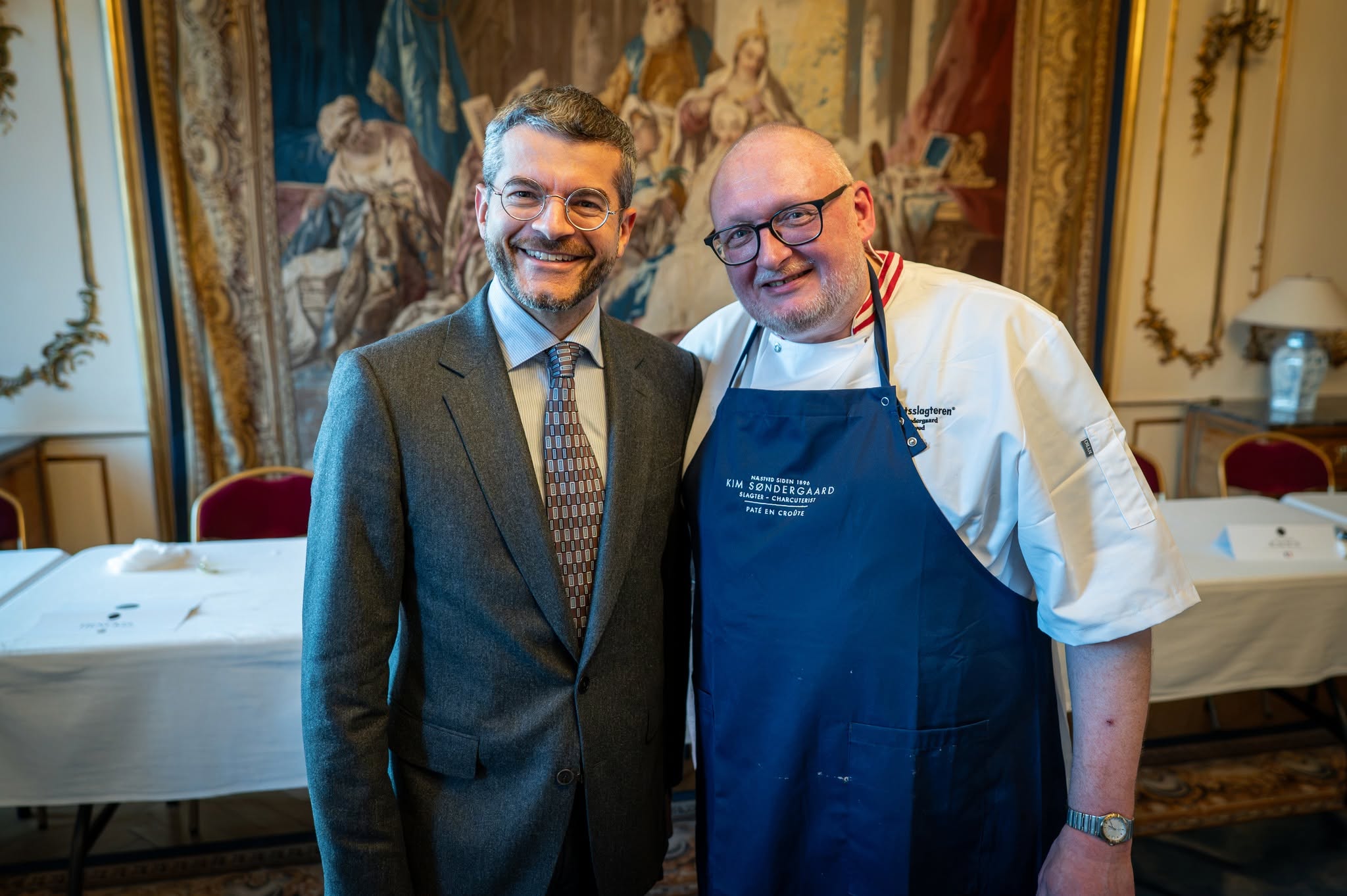 Kim Søndergaard med den franske ambassadør David Bertolotti. Foto: Privat