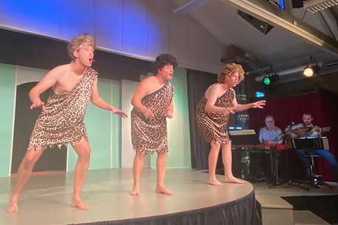 I fjor blev revyen mere musikalsk. Det bliver den igen i år. Foto: Næstved Revyen