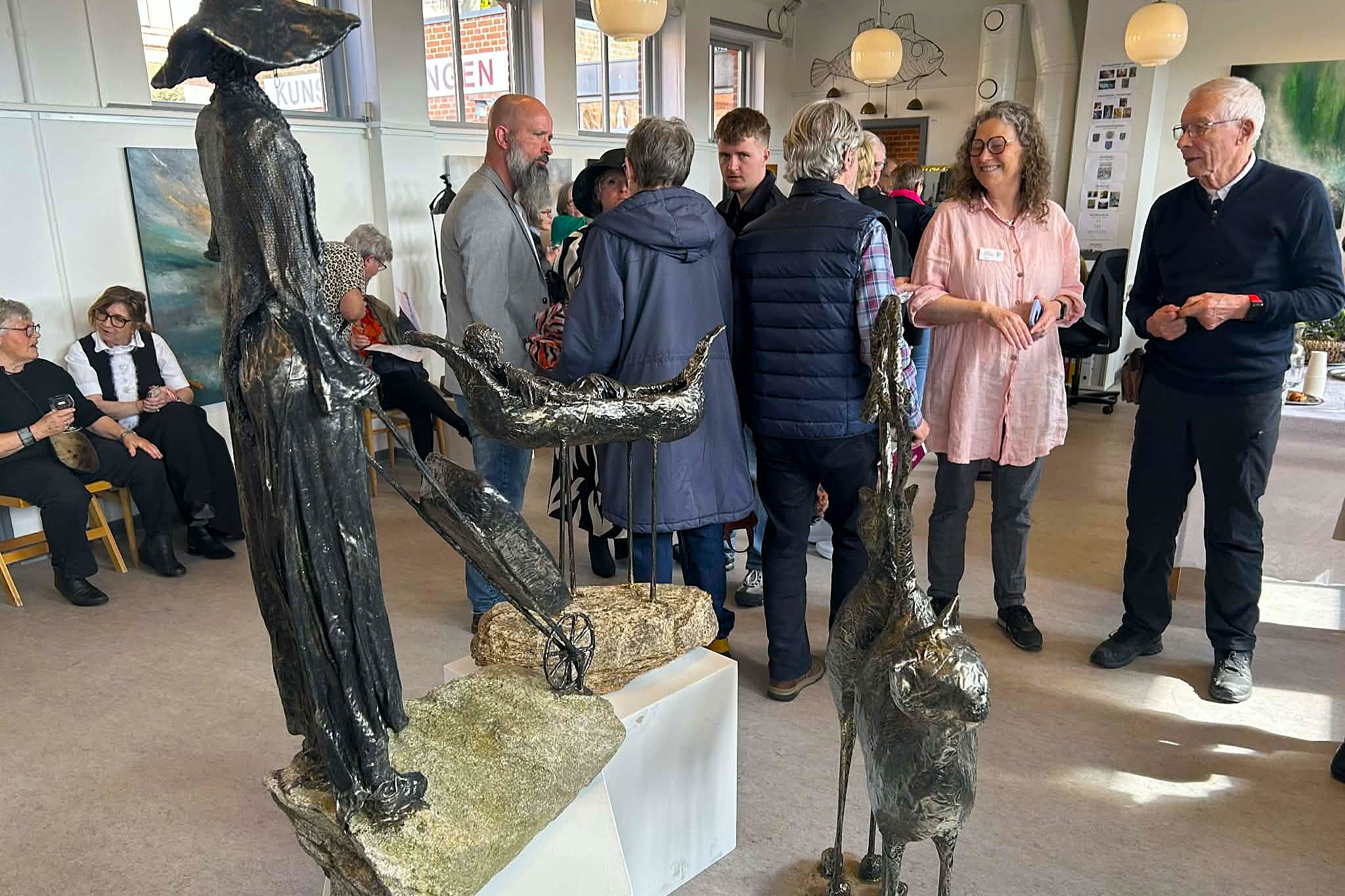 Kat Lassens hattedamer og Kække Katte lyser godt op på udstillingen. Foto: John Ringstrøm