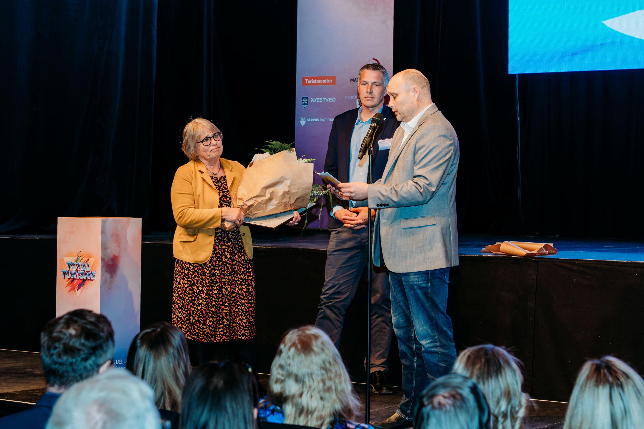 Næstveds borgmester Kenneth Sørensen læser vinderteksten op til Marianne Bøyesen. Foto: Danni Jensen/Danish Graphics