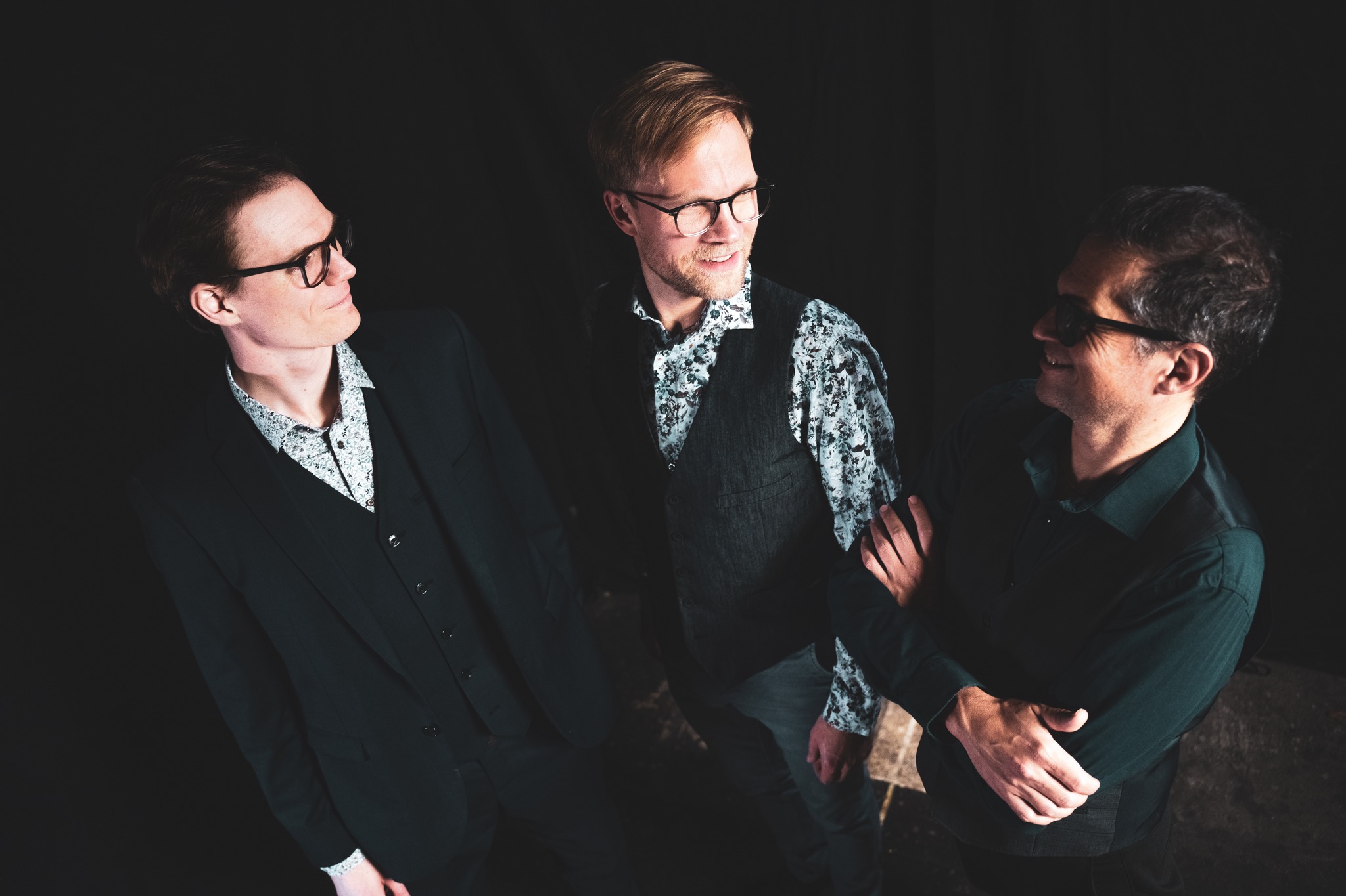 Alé Trio med Alexander Bach-Hansen (t.v.), Alexander Kraglund og Alexandre Damasceno spiller på Humle torsdag kl. 18. Foto: Presse