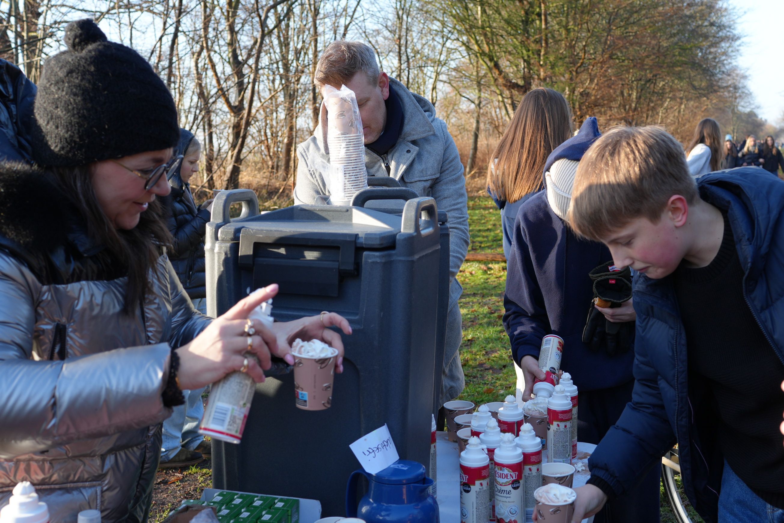 Ann Hansen, leder af international udvikling skænker kakao for eleverne halvvejs på ruten. Foto: Herlufsholm Skole