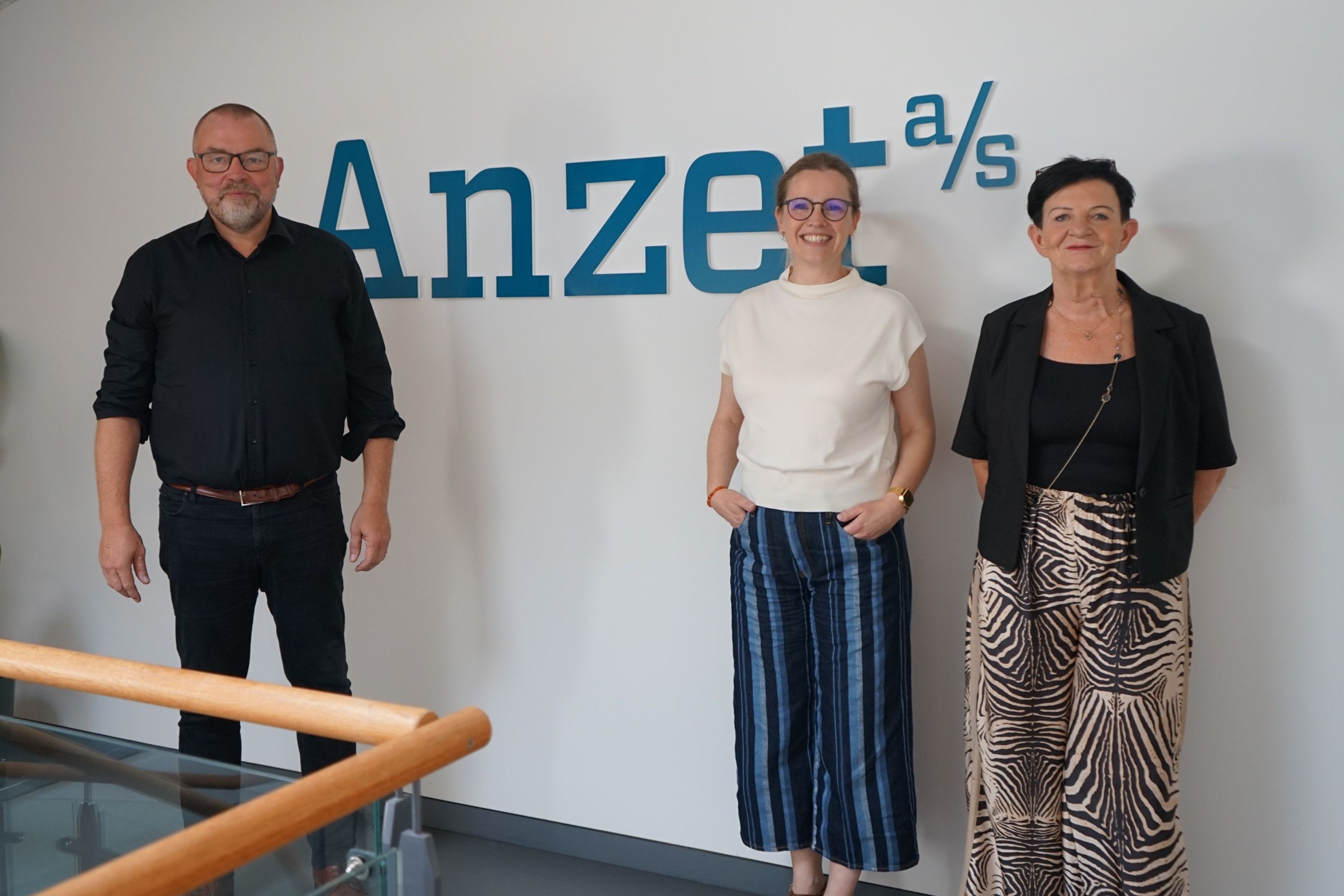 Anzet's medindehaver Jens Mølby med direktør Katrine Damkær og Annette Bache fra Personale-match. Foto: Presse