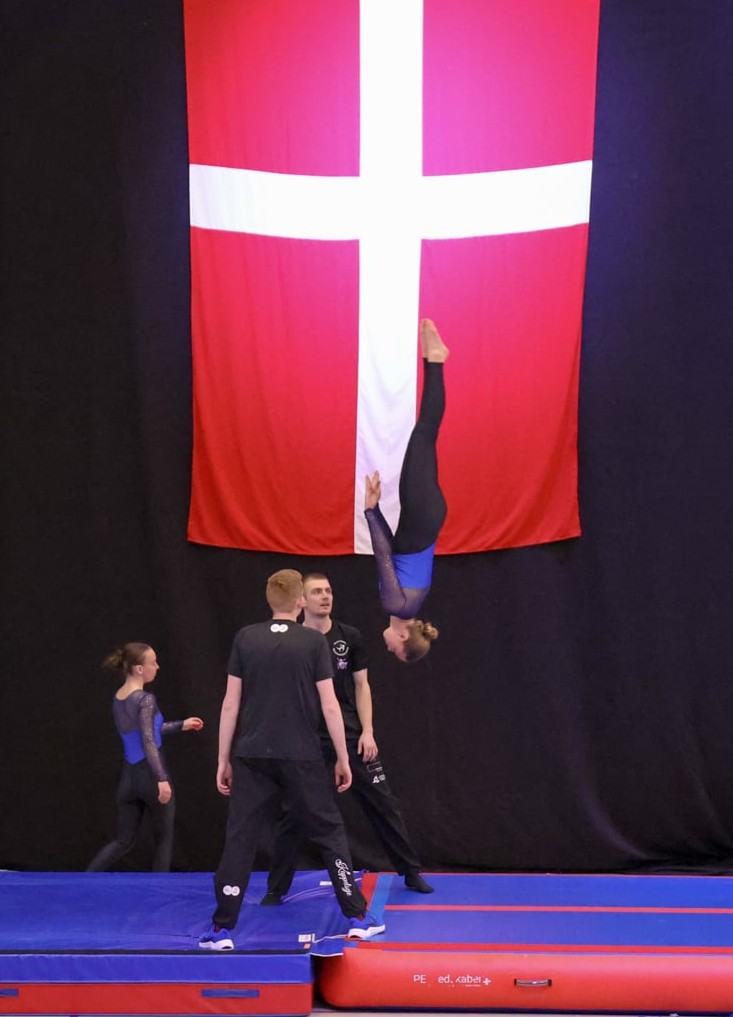 Seniordamerne fra Herlufsholm/Vintersbølle landede samtlige 36 spring ved 1. runde af Forbundsmesterskaberne i TeamGym og ligger nu nr. 3 i Danmarksserien.