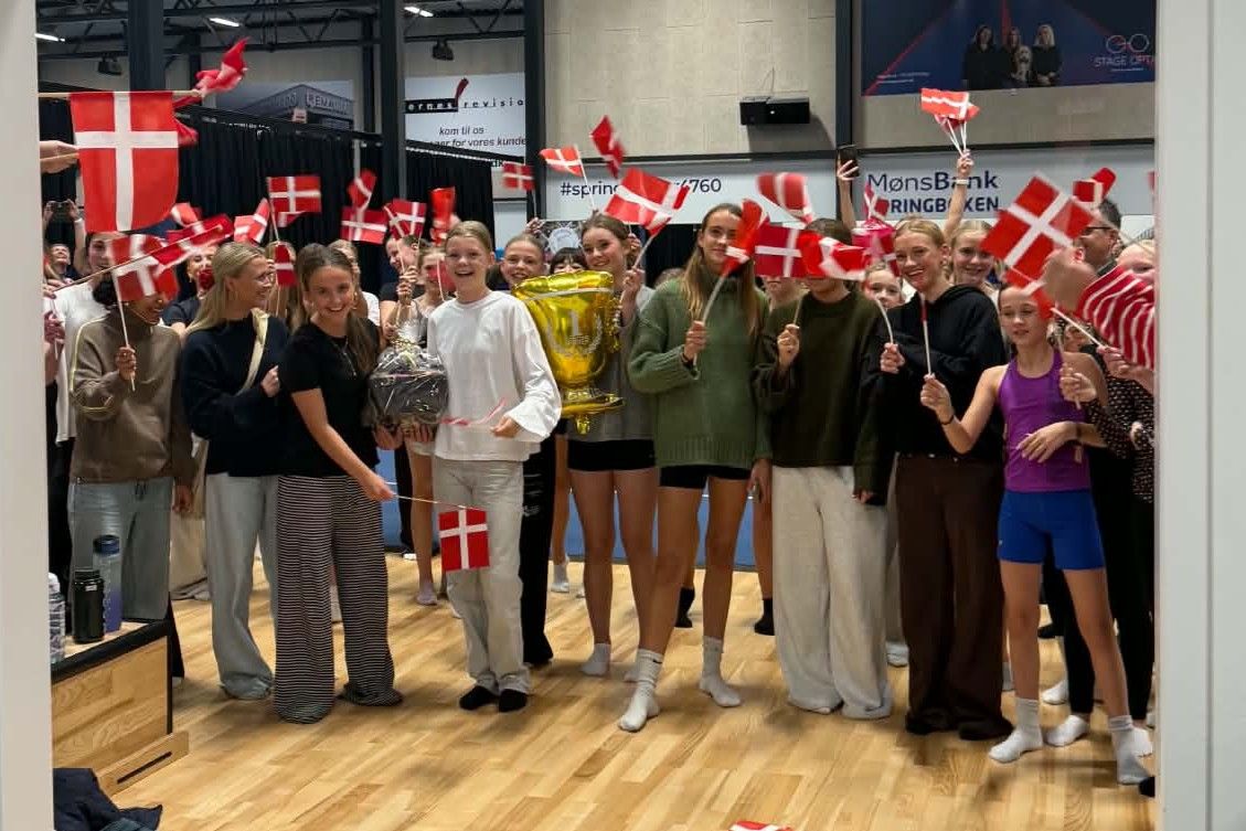Juniorpiger og seniordamer fra Herlufsholm/Vintersbølle tager imod springtræner Peder-Andreas med flag efter han har vundet sin femte EM-guldmedalje.