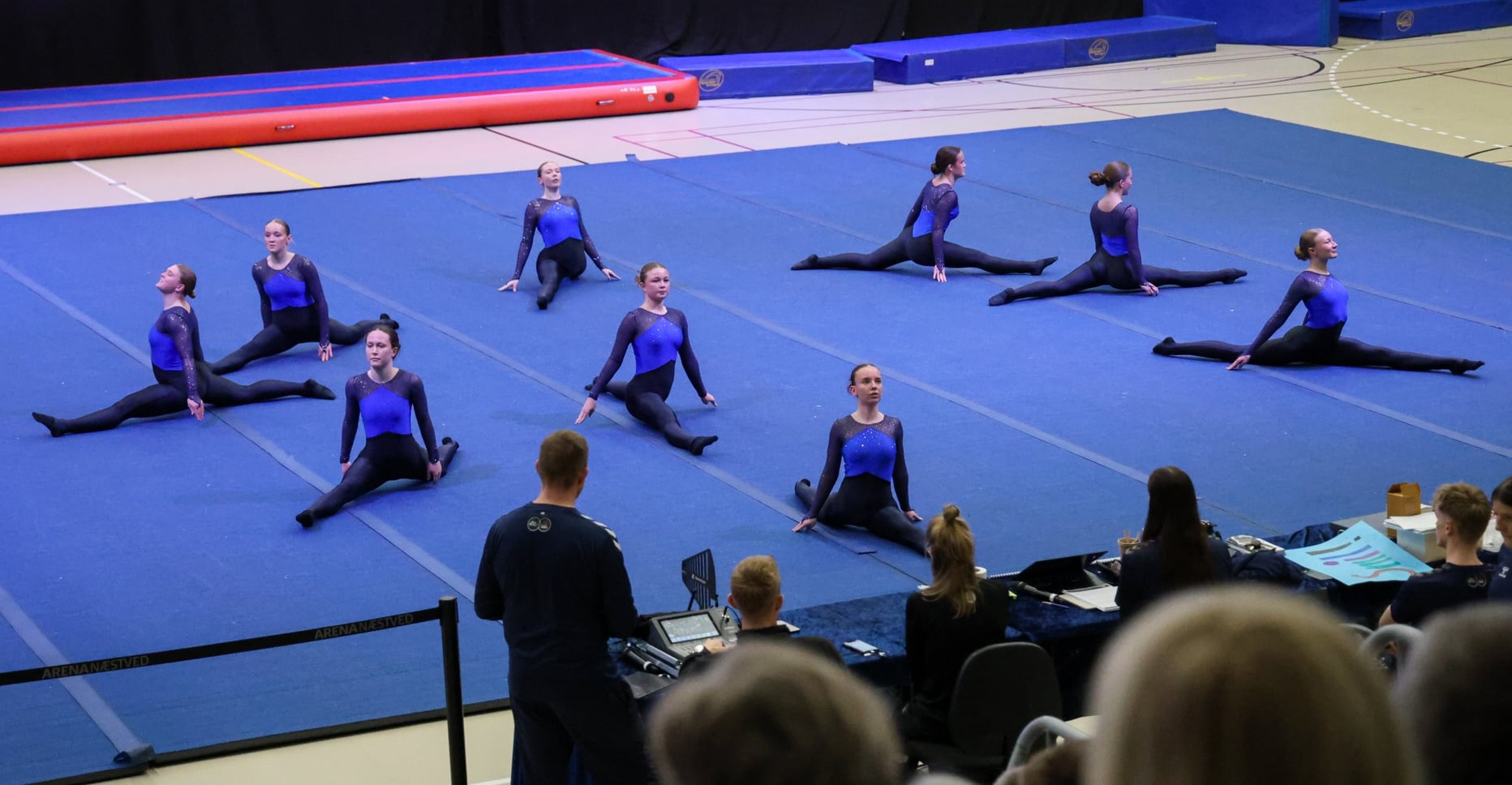 Gymnasterne fra Herlufsholm/Vintersbølle leverede en flot rytmeserie, hvor momenter som spagat er en del af kravet. Billedet er fra HGs lokalopvisning i Arena Næstved den 14. marts.