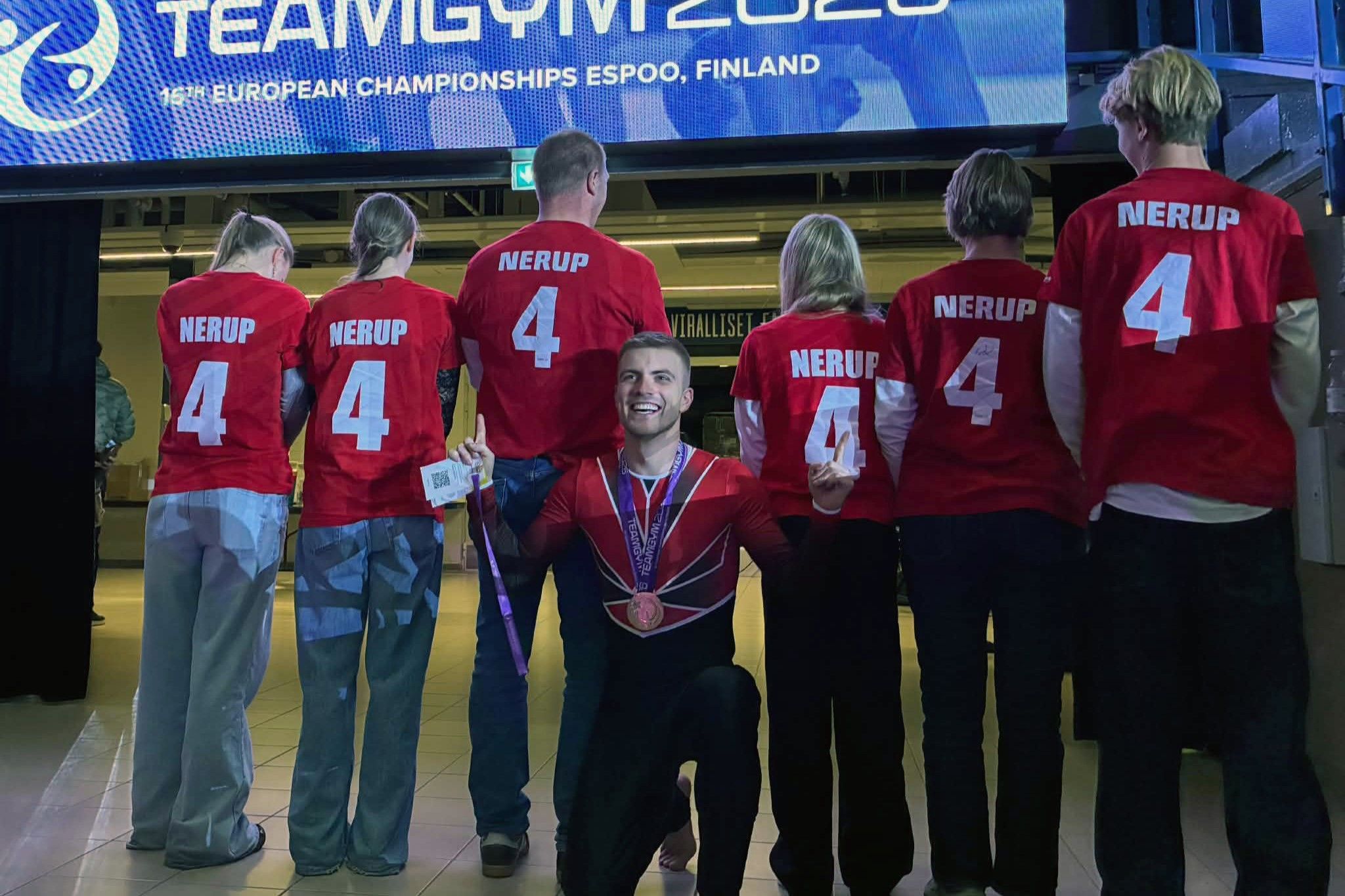 Flere HG/VGF-gymnaster var rejst til Finland for at se EM og bakke landsholdet op. Selvfølgelig i trøjer med træner PAs navn og nr. på ryggen.